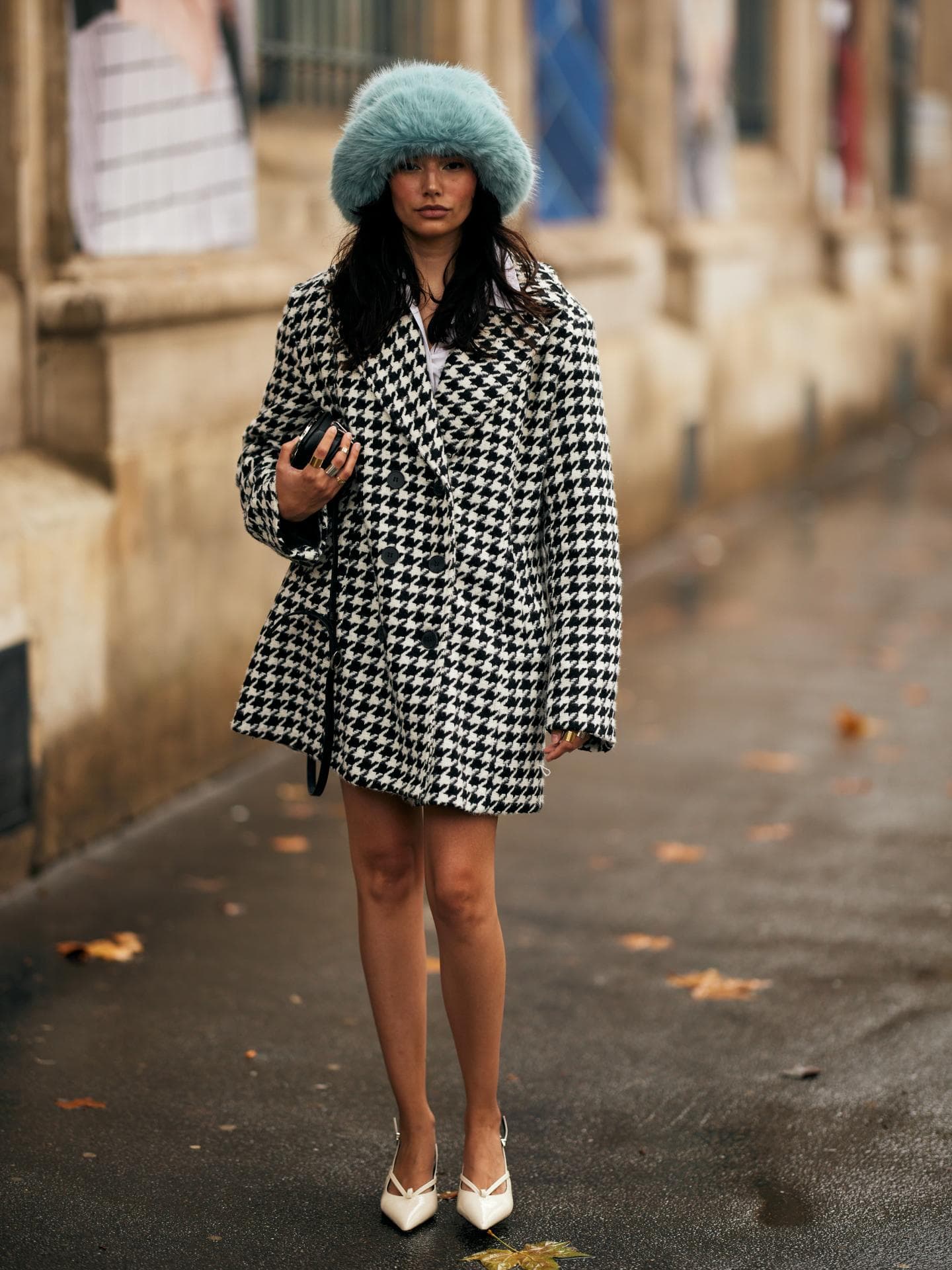 Im Winter 2024 braucht es nur ein einziges Accessoires, um im Trend zu liegen Frau mit Fake Fur Hut