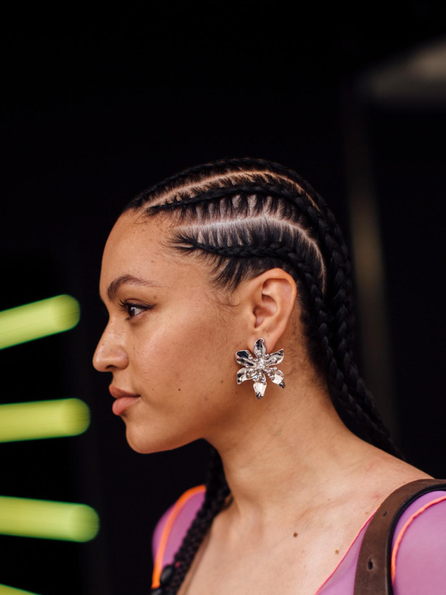 Welche Frisur passt zu welchen Ohrringen? Flechtfrisur und Flower Earrings