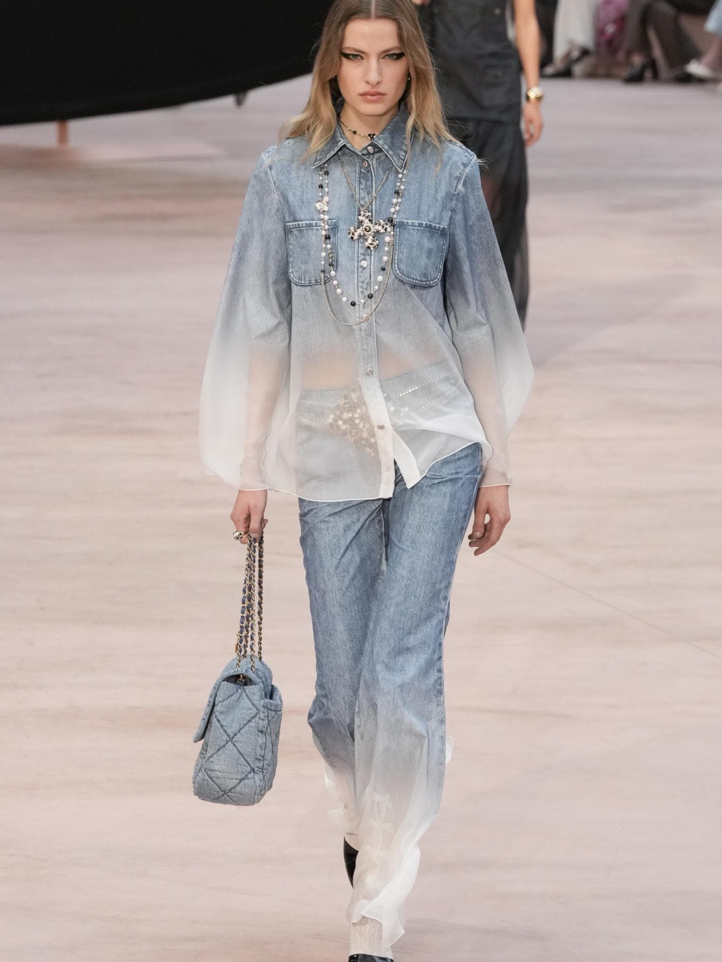 Paris Fashion Week 2025: Chanel überrascht mit einem unerwarteten Modetrend Chanel Show
