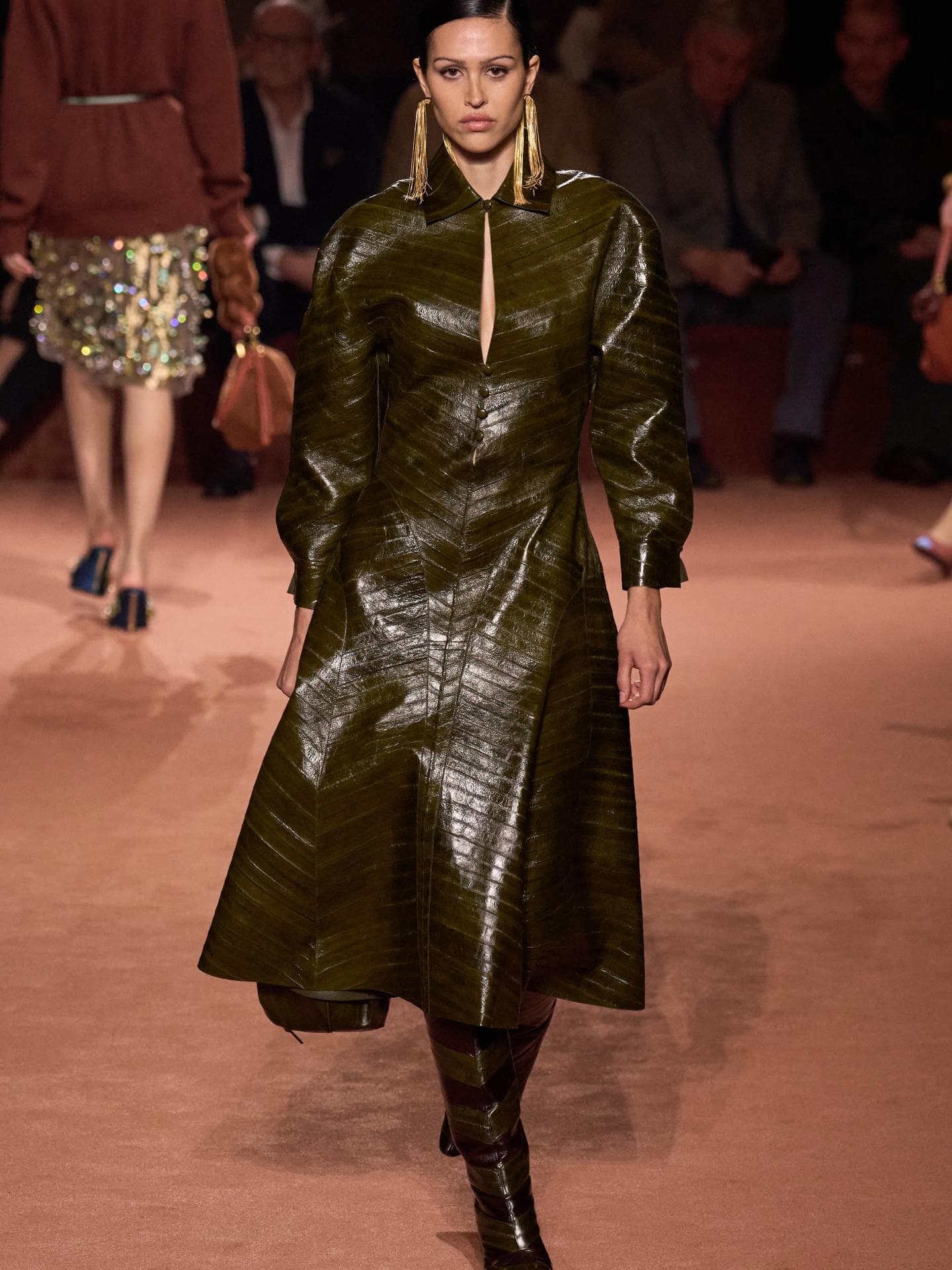 Der neue Favorit von Fendi für die kommende Saison ist der feminine Mermaid-Schnitt. Die Kleidungsstücke der Kollektion bestechen zunächst mit ihrem eng anliegenden Schnitt am Körper, der sich nach unten hin schwungvoll öffnet. Diese Schnittführung bietet nicht nur einen eleganten Look, sondern auch die perfekte Bewegungsfreiheit und vereint so Stil mit Komfort. Egal, ob es sich um Hosen, Jacken, Mäntel, Röcke oder Kleider handelt – der Mermaid-Stil sorgt für einen modischen Auftritt. Dabei sind die Kleidungsstücke außerdem aus verschiedneen Materialien gefertigt. Von glossy Leder über glänzenden Satin bis hin zu hochwertigem Wollstoff – Fashionistas kommen auf ihre Kosten. So setzt du den Mermaid-Schnitt perfekt in Szene Beim Styling mit dem Mermaid-Schnitt solltest du einige wichtige Tipps beachten. Die schmale Taille der Kleidung lädt förmlich dazu ein, mit eleganten Gürteln zu spielen, die zusätzlich Akzente setzen – auch Fendi spielt mit diesem Detail. Wähle Gürtel in gedeckten Tönen oder mit auffällig Fendi Runway Show