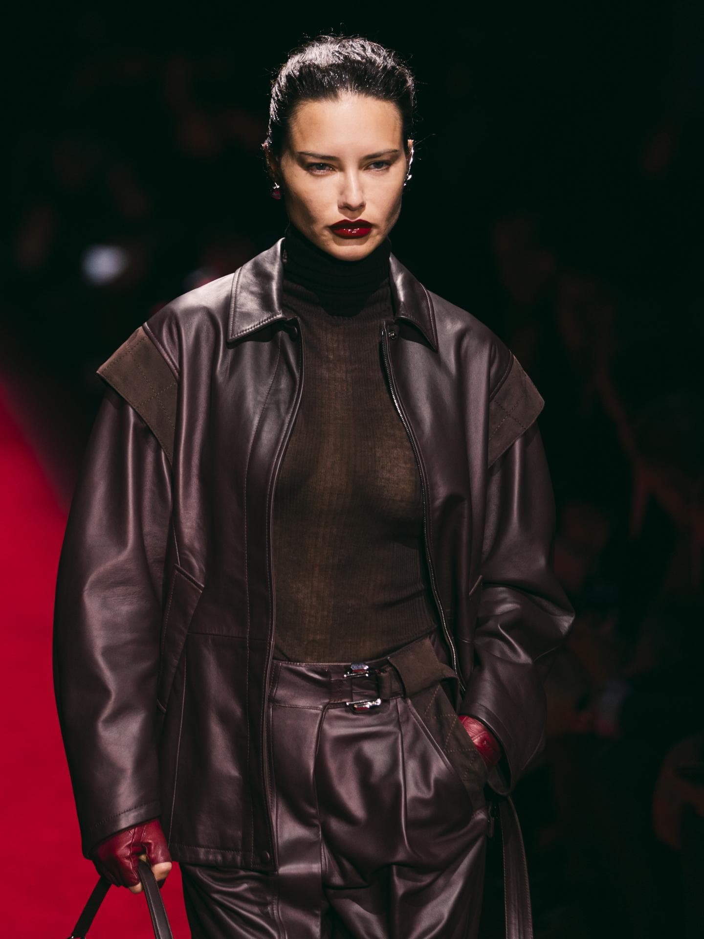 Adriana Lima läuft über den Catwalk bei Ferrari