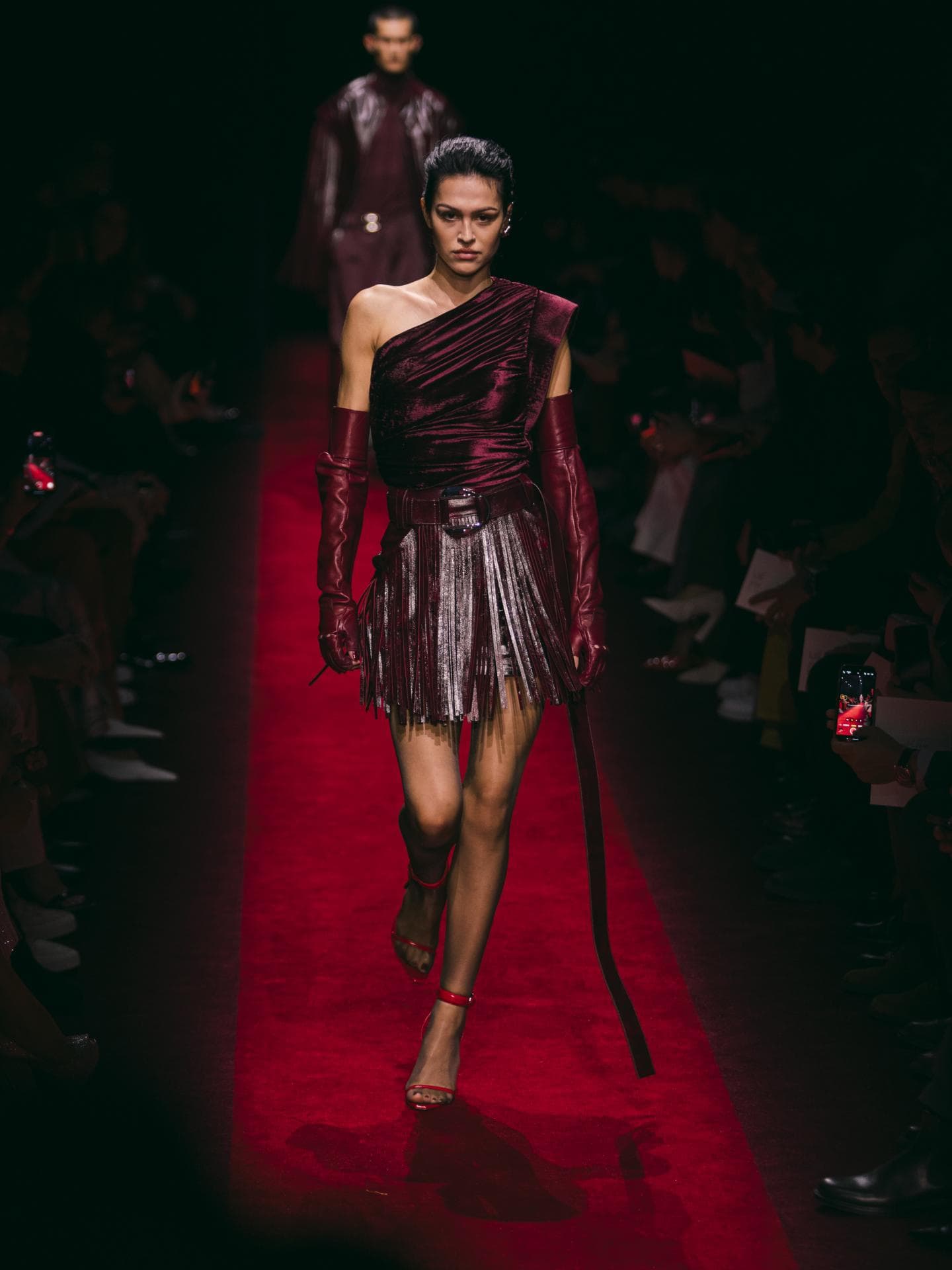Amelia Gray läuft über den Ferrari Catwalk