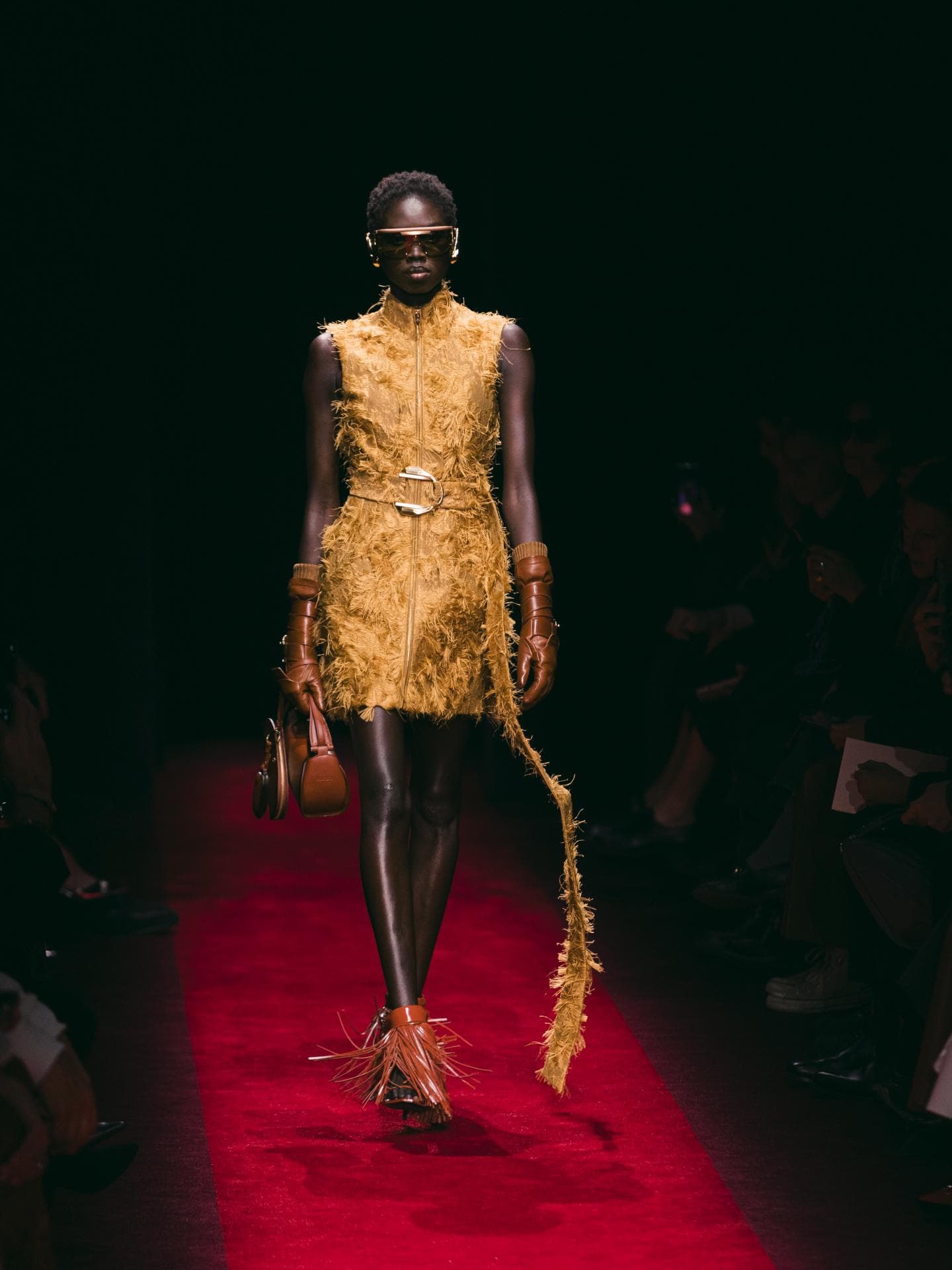 Model mit dynamischem Look bei der Ferrari Fashion Show