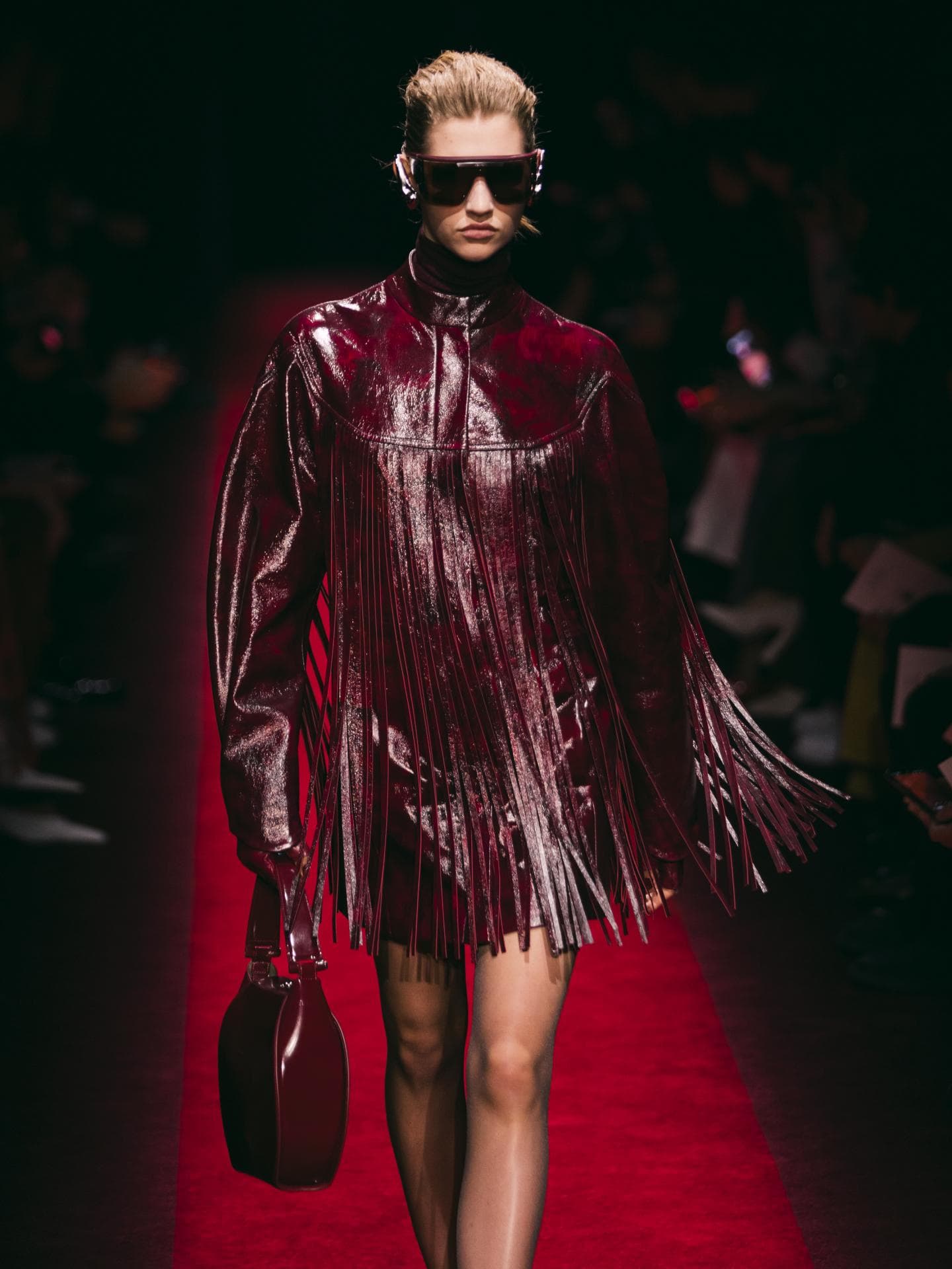 Model mit Fransen-Look bei der Ferrari Fashion Show