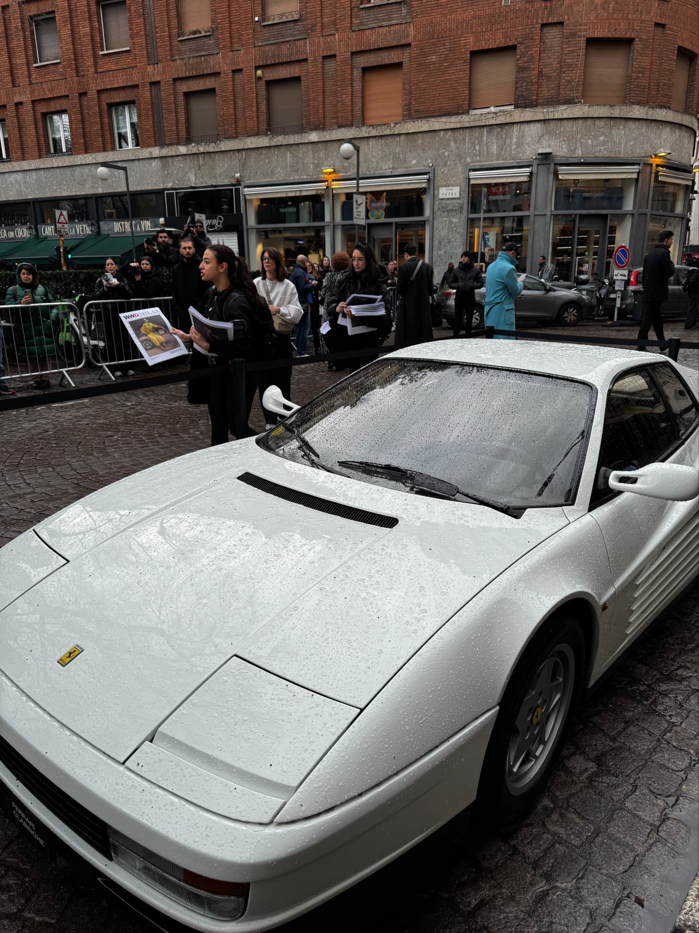 Mailand Fashion Week 2025 Ferrari Testarossa bei der Ferrari Fashion Show