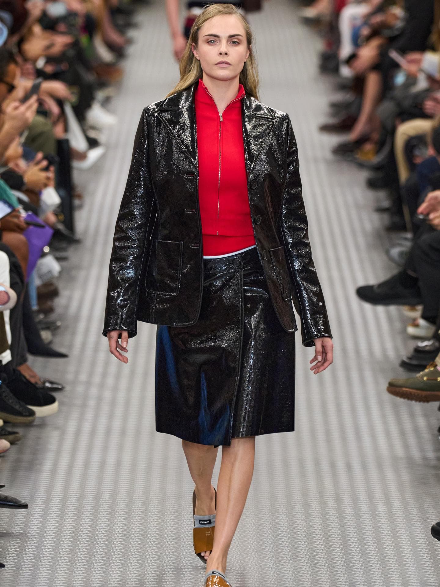 Frühlings-Outfits 2025: Stars lieben jetzt diese Styling-Formel Miu Miu