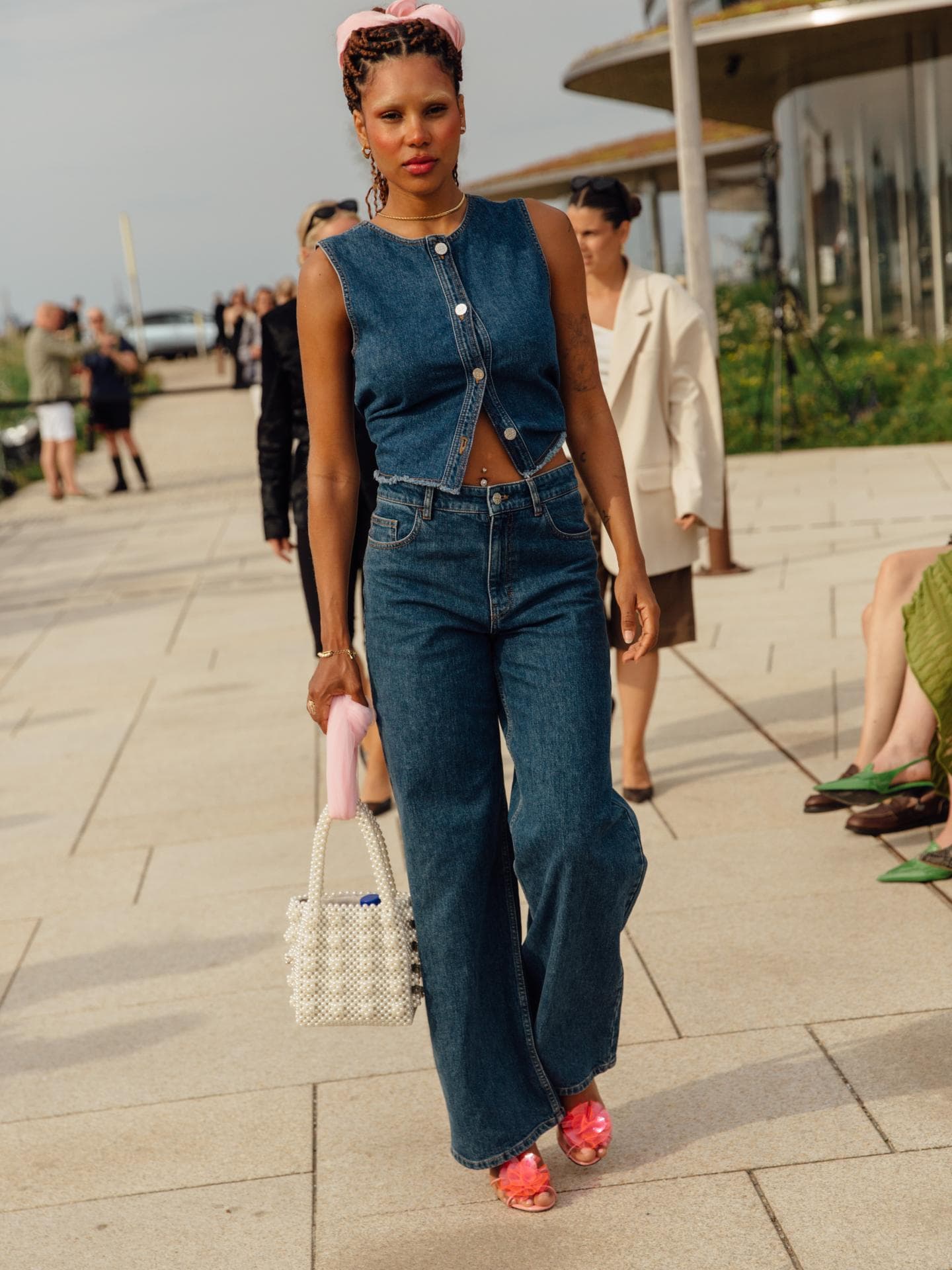 In vs. out: Klassische Anzugwesten löst jetzt dieser Modetrend ab Frau in Weste