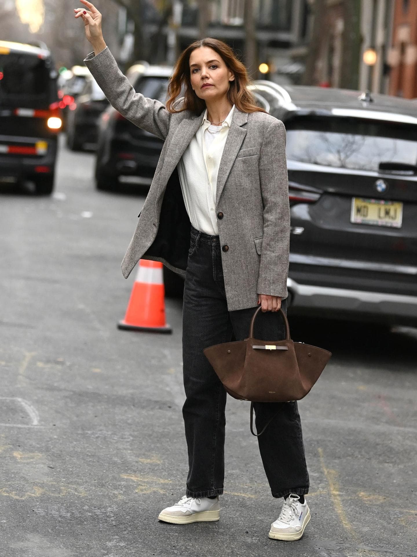 Katie Holmes trägt die Trend-Tasche 2025, die alle stylischen Frauen lieben Katie Holmes mit Tasche