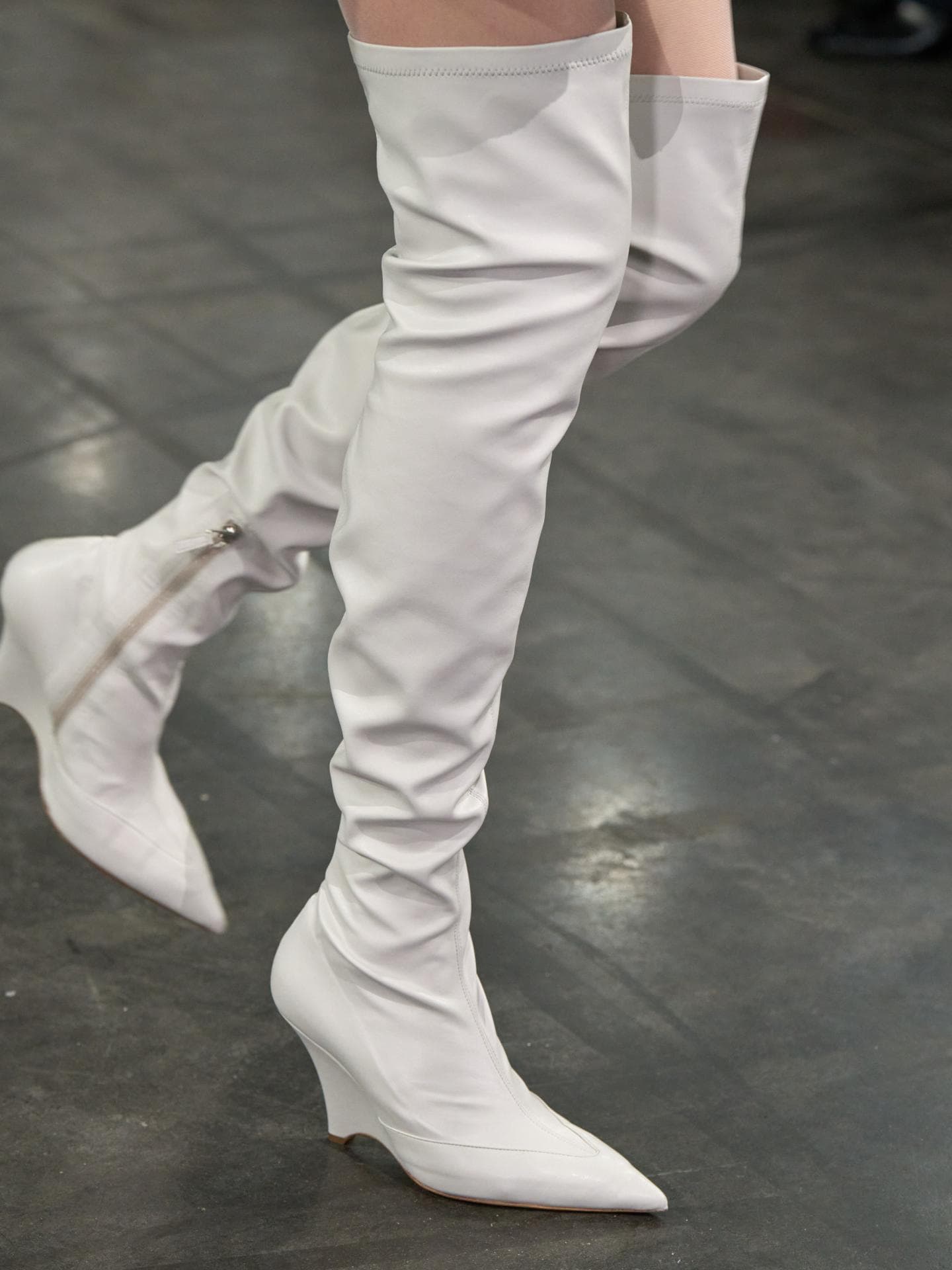 Keilabsätze feiern ihr Comeback – so stylst du den Mode-Trend 2025 Weißer Stiefel