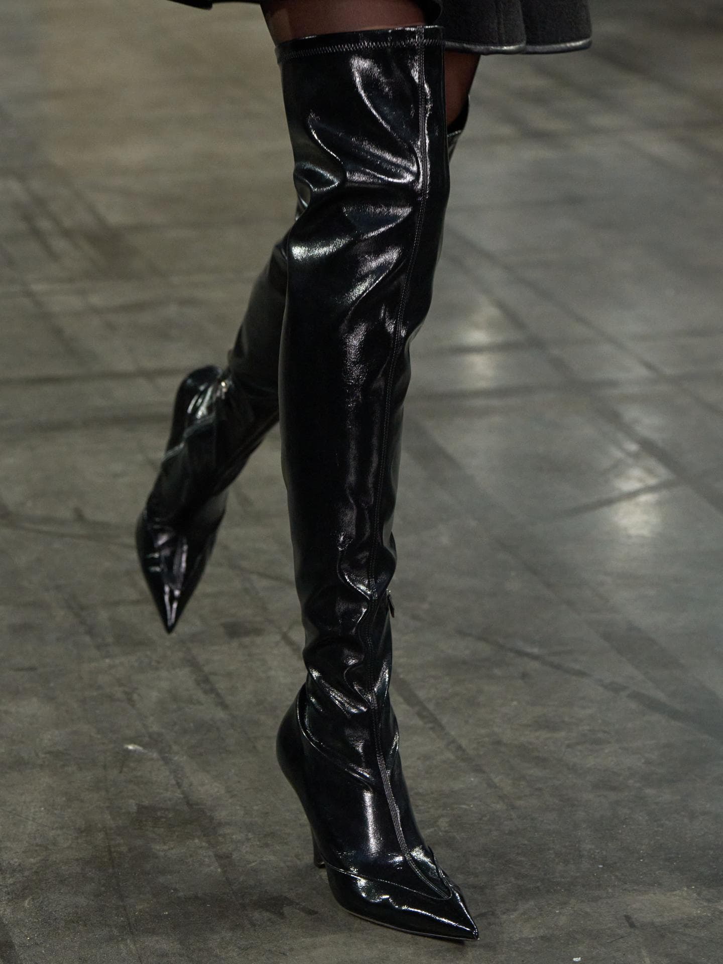 Keilabsätze feiern ihr Comeback – so stylst du den Mode-Trend 2025 Schwarze Keilabsatz-Stiefel