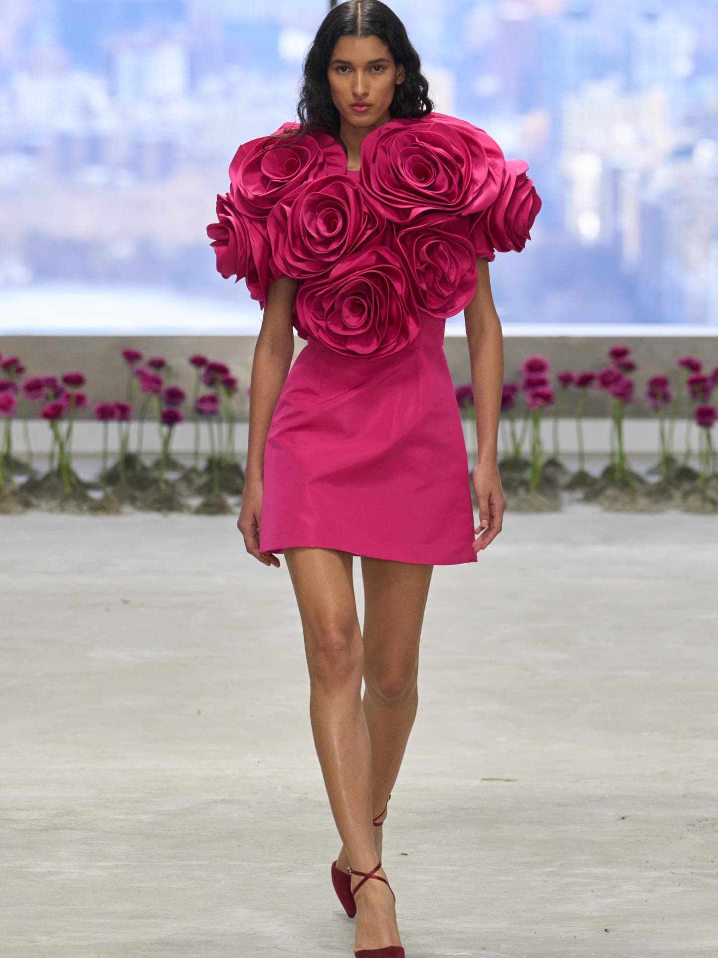 Carolina Herrera begeistert auf der New York Fashion Week 2025 mit floralen Akzenten und zeigt, dass Blütenpracht das ganze Jahr über zum modischen Must-have werden kann. Carolina Herrera