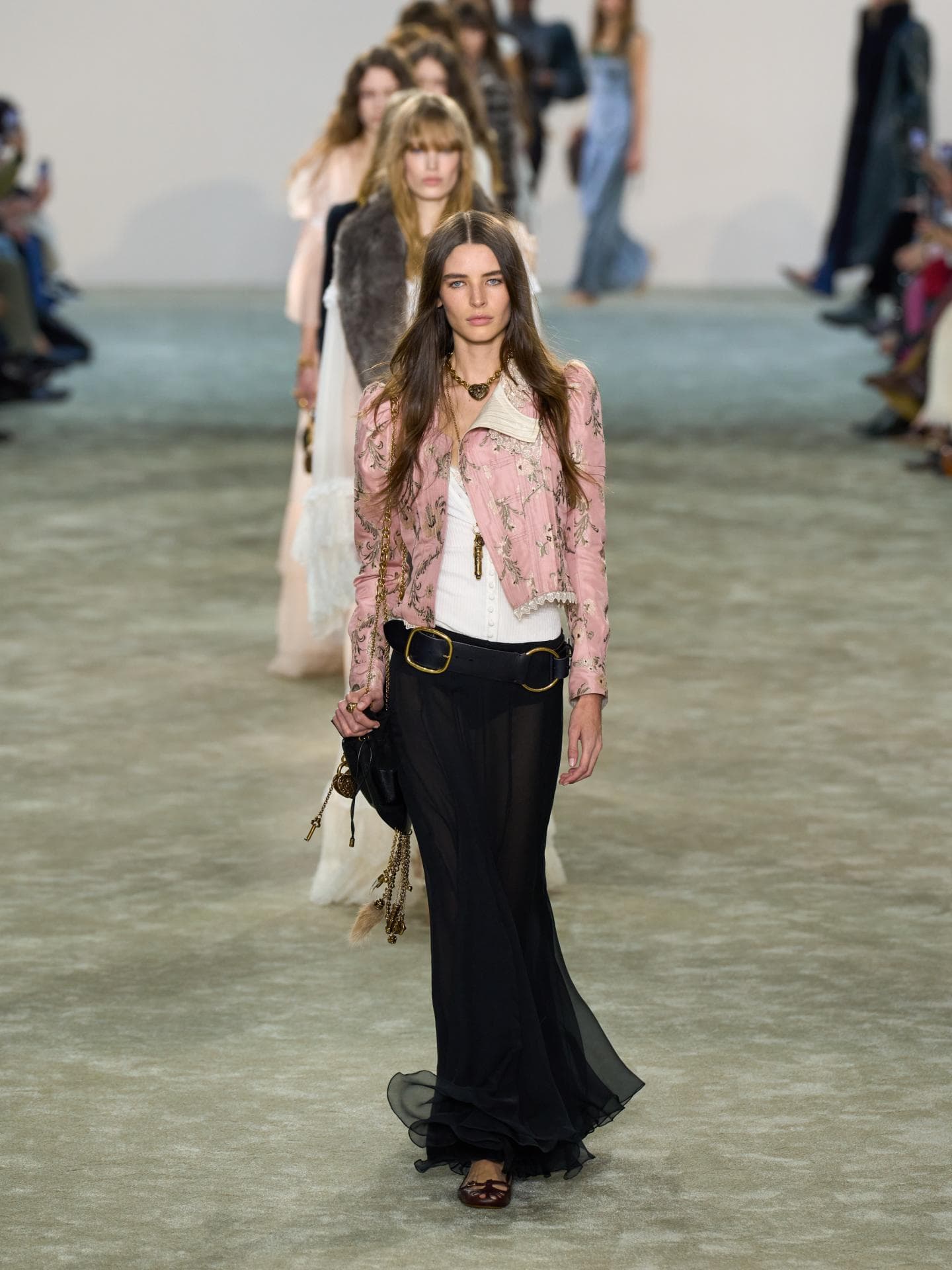 Paris Fashion Week 2025: Warum wir auf die Chloé Show sehnlichst gewartet haben Chloé Runway