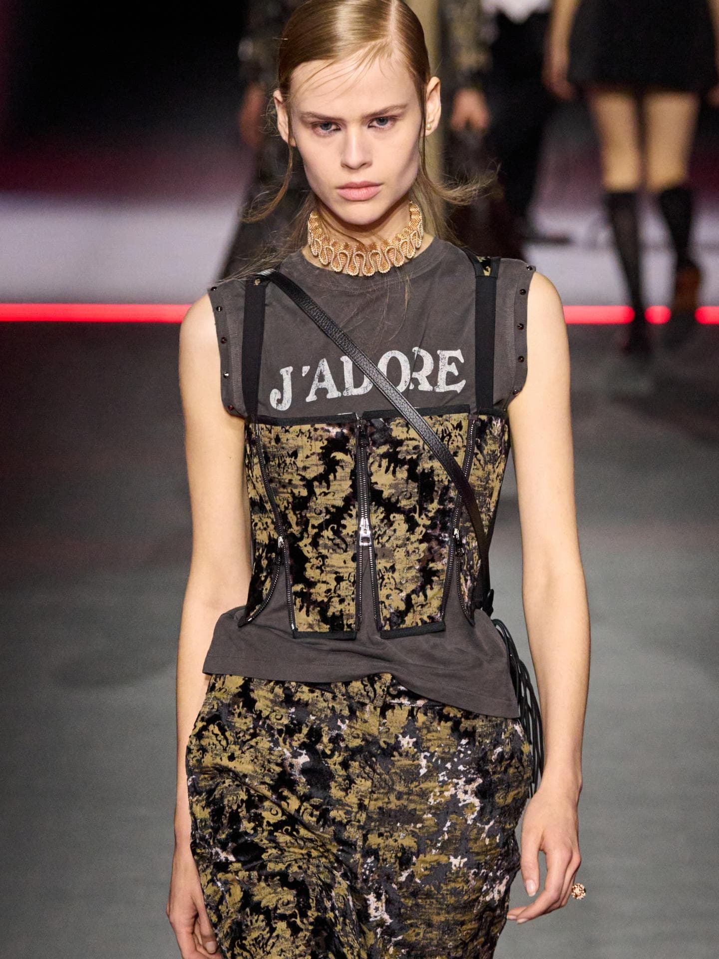 Paris Fashion Week: Dior bringt das Lieblingsshirt von Carrie Bradshaw zurück J'adore Shirt