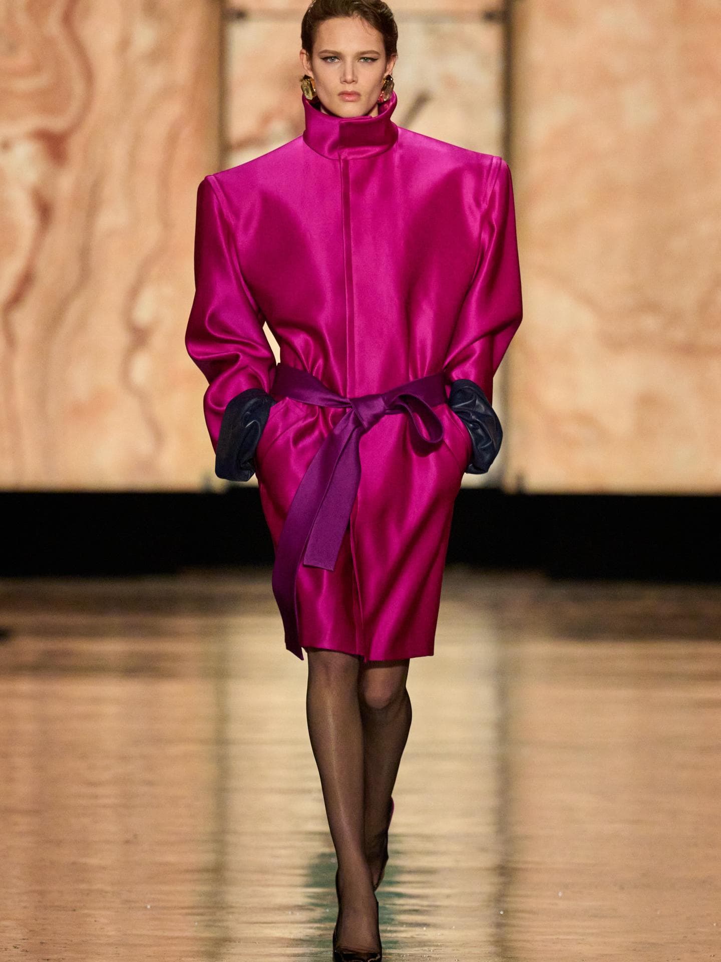 Paris 2025: Saint Laurent bringt die 80er-Jahre Powerschultern zurück Saint Laurent Show
