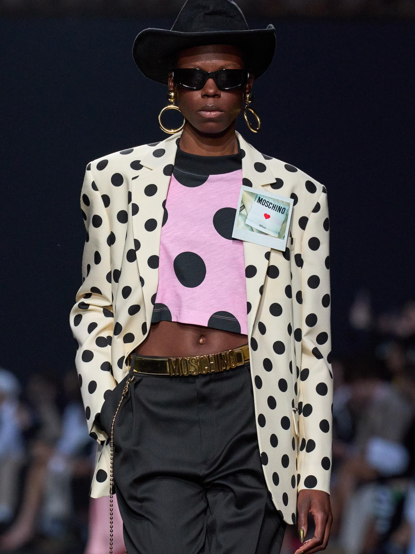 Polka Dots bei Moschino auf der Mailand Fashion Week 2025 Polka Dots bei Moschino auf der Mailand Fashion Week 2025