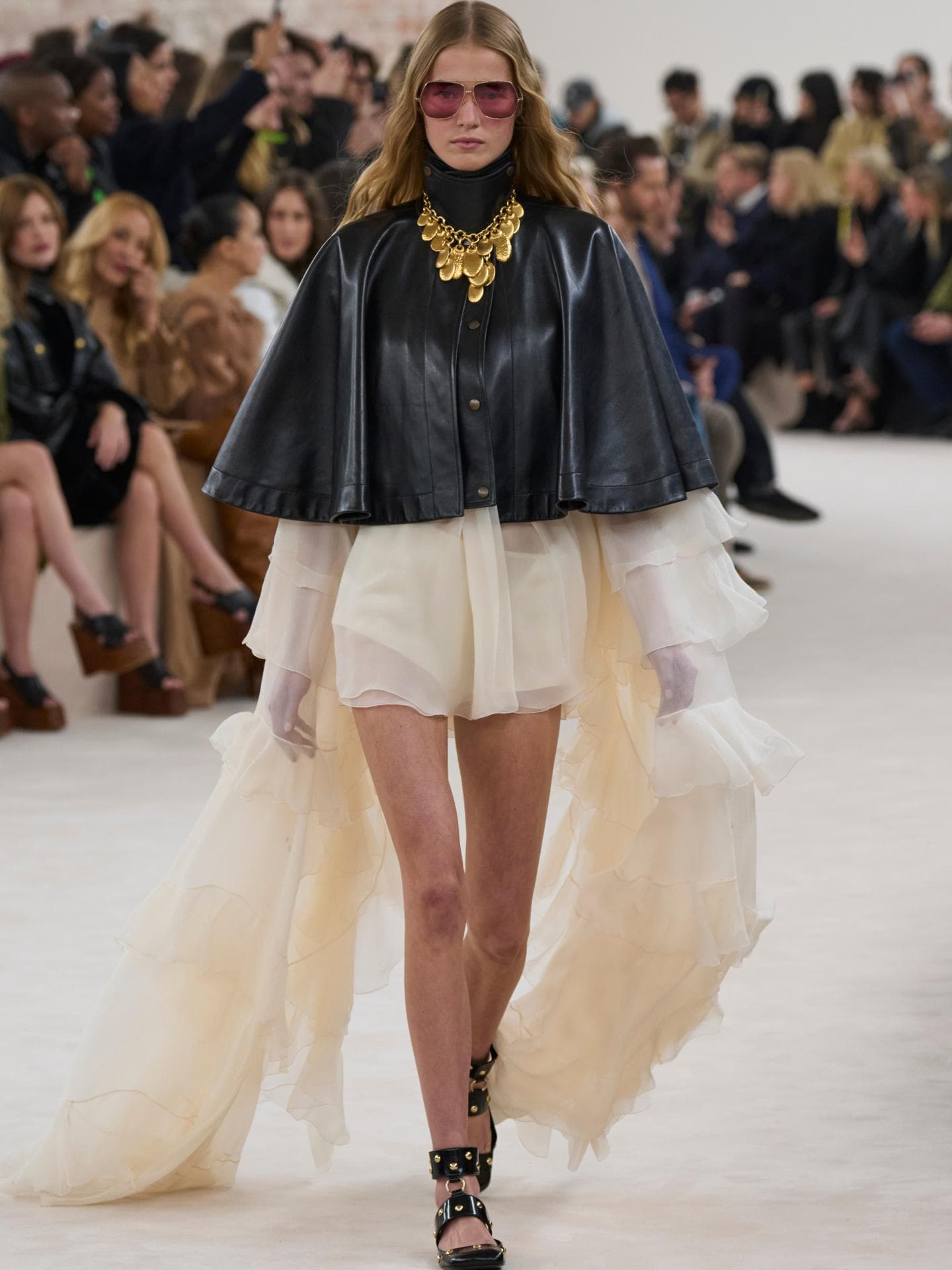 Mit dem Puder-Kleid von H&M liegst du 2025 im Trend Chloé Show