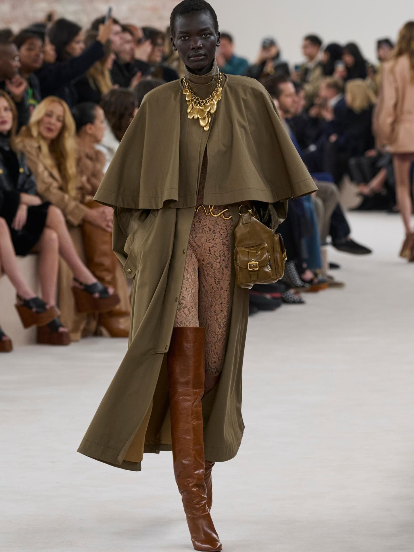 Modetrends 2025: So haben wir Trenchcoats noch nie gesehen Trenchcoats bei Chloé