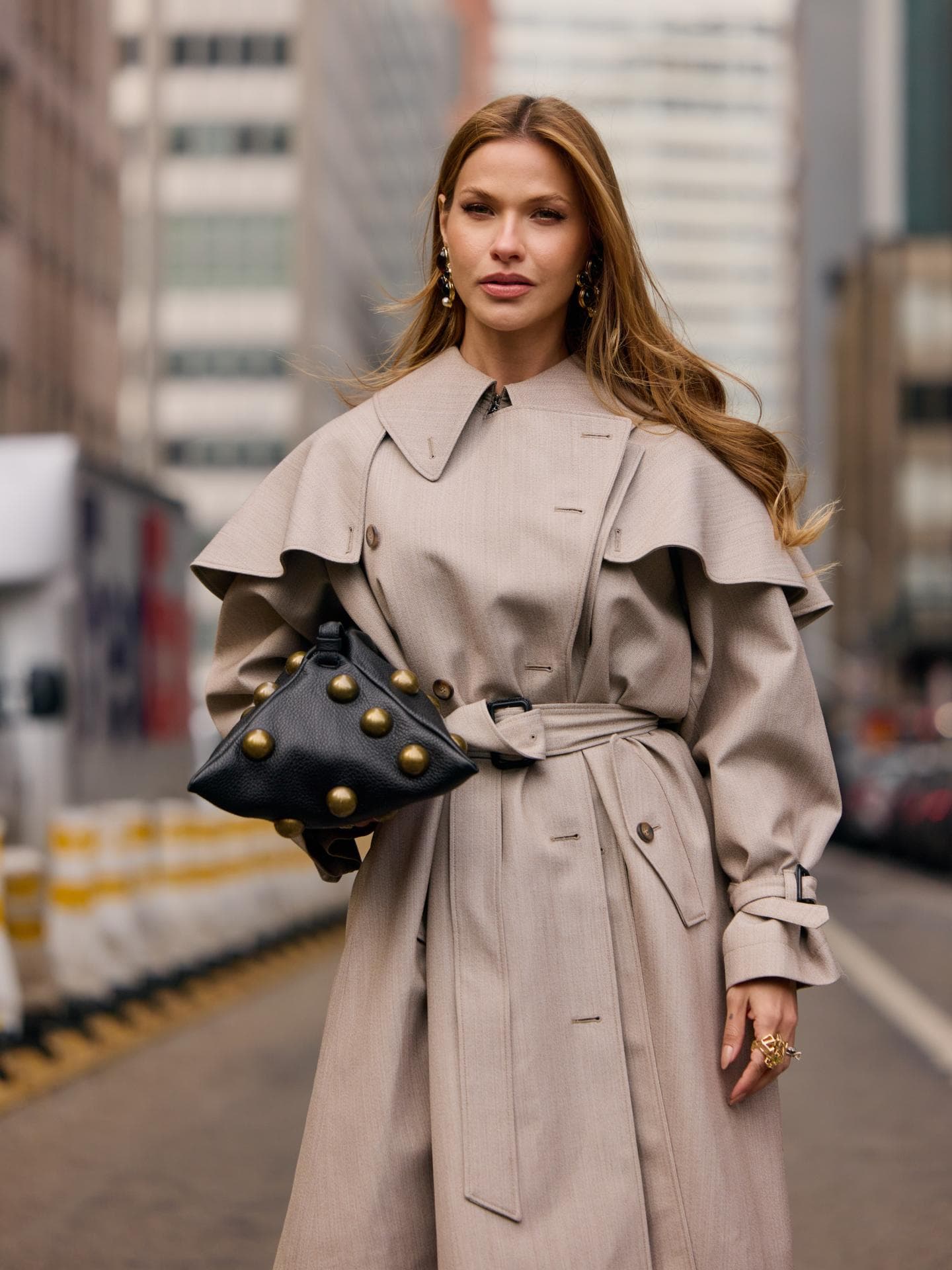 Modetrends 2025: So haben wir Trenchcoats noch nie gesehen Trenchcoat im Streetstyle-Look