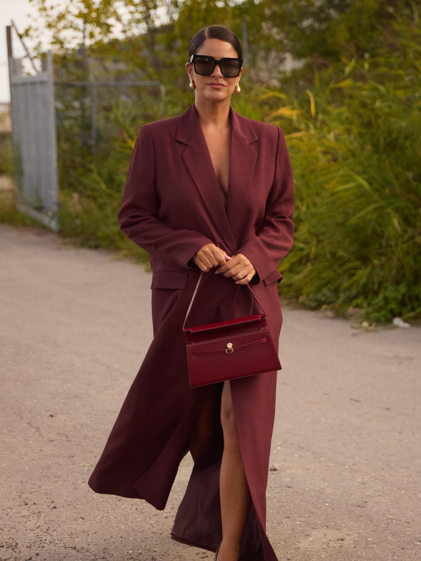Trendfarbe Herbst Winter Frau in Burgunder