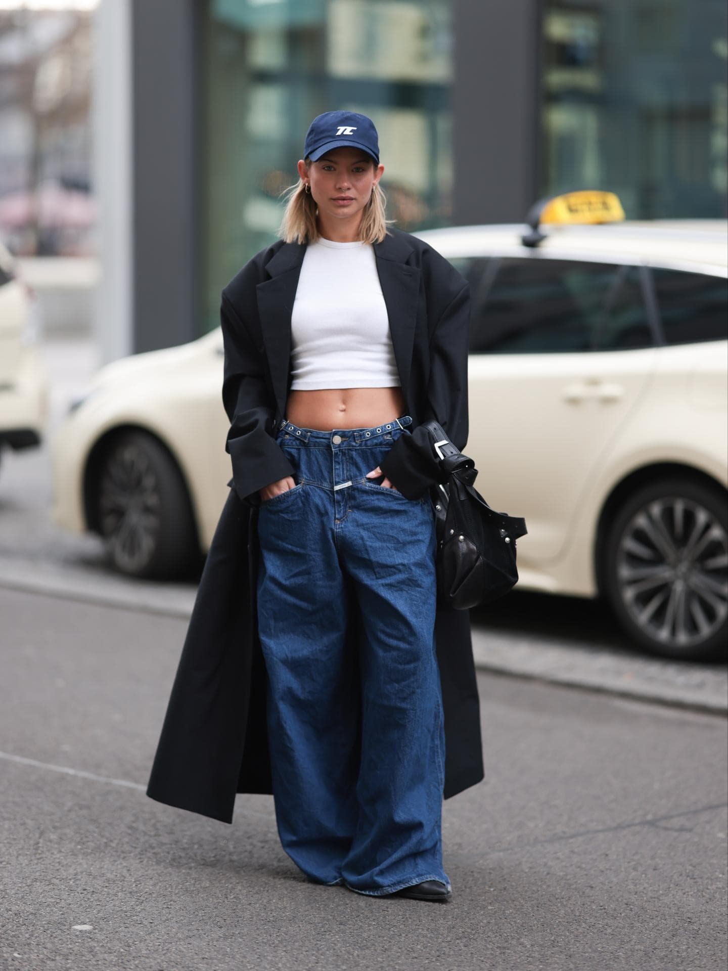 Unterwäsche-Trends 2025: 3 bequeme BHs, die unter jedem T-Shirt unsichtbar sind Frau in T-Shirt