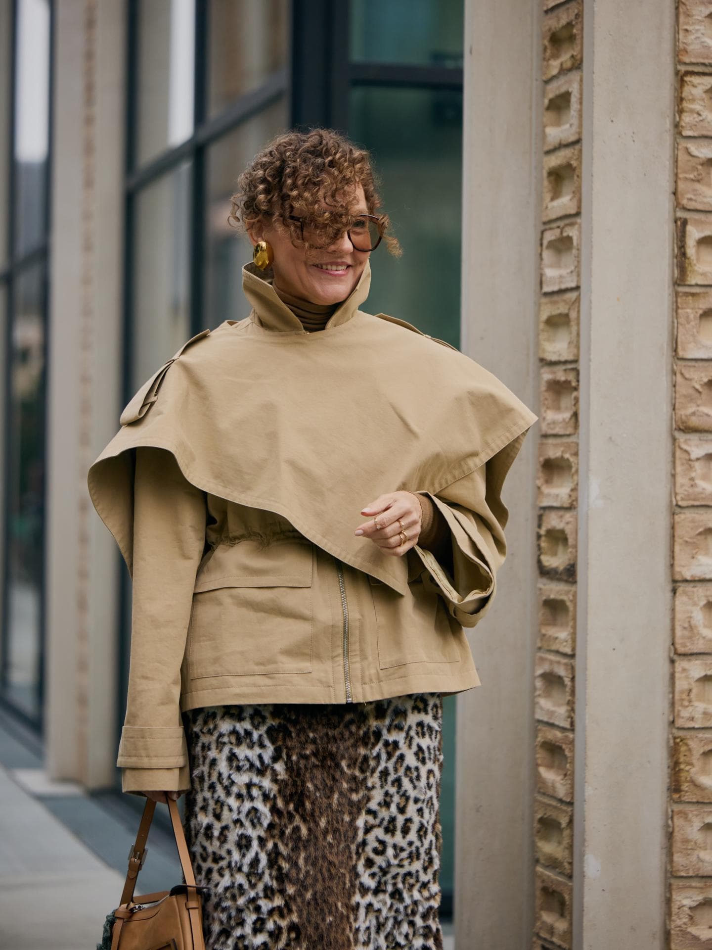 Goldene XXL-Ohrringe sind das It-Piece 2025 Streetstyle