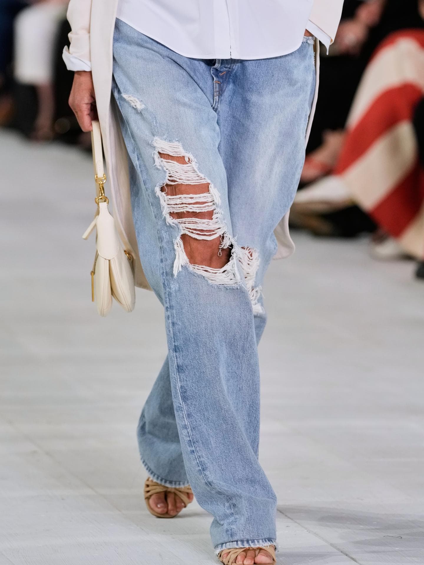 Bella Hadid macht Ripped Jeans 2025 zum überraschenden Mode-Trend Ripped Jeans bei Ralph Lauren