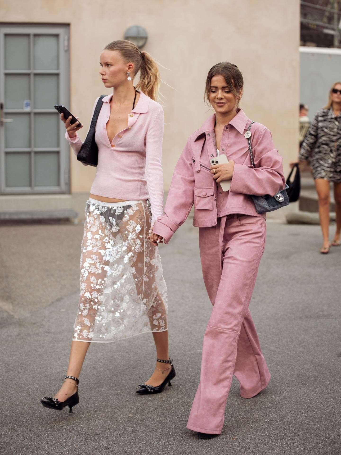 Mode-Trends 2025: Dieses Trendteil von H&M tragen wir zum Pilates Zwei Frauen in rosafarbenen Looks