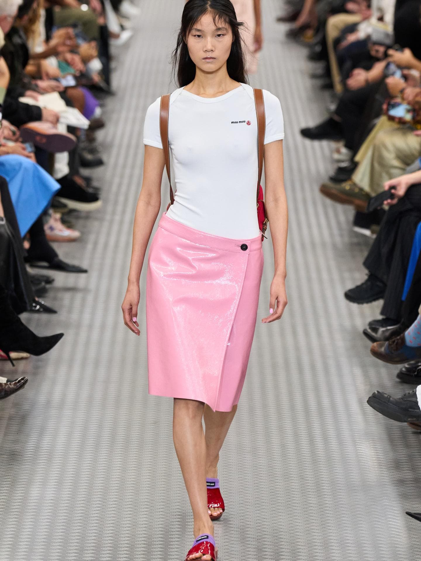 Leder tragen wir überraschenderweise im Frühling 2025 in dieser Trendfarbe – laut Miu Miu Miu Miu Lederrock