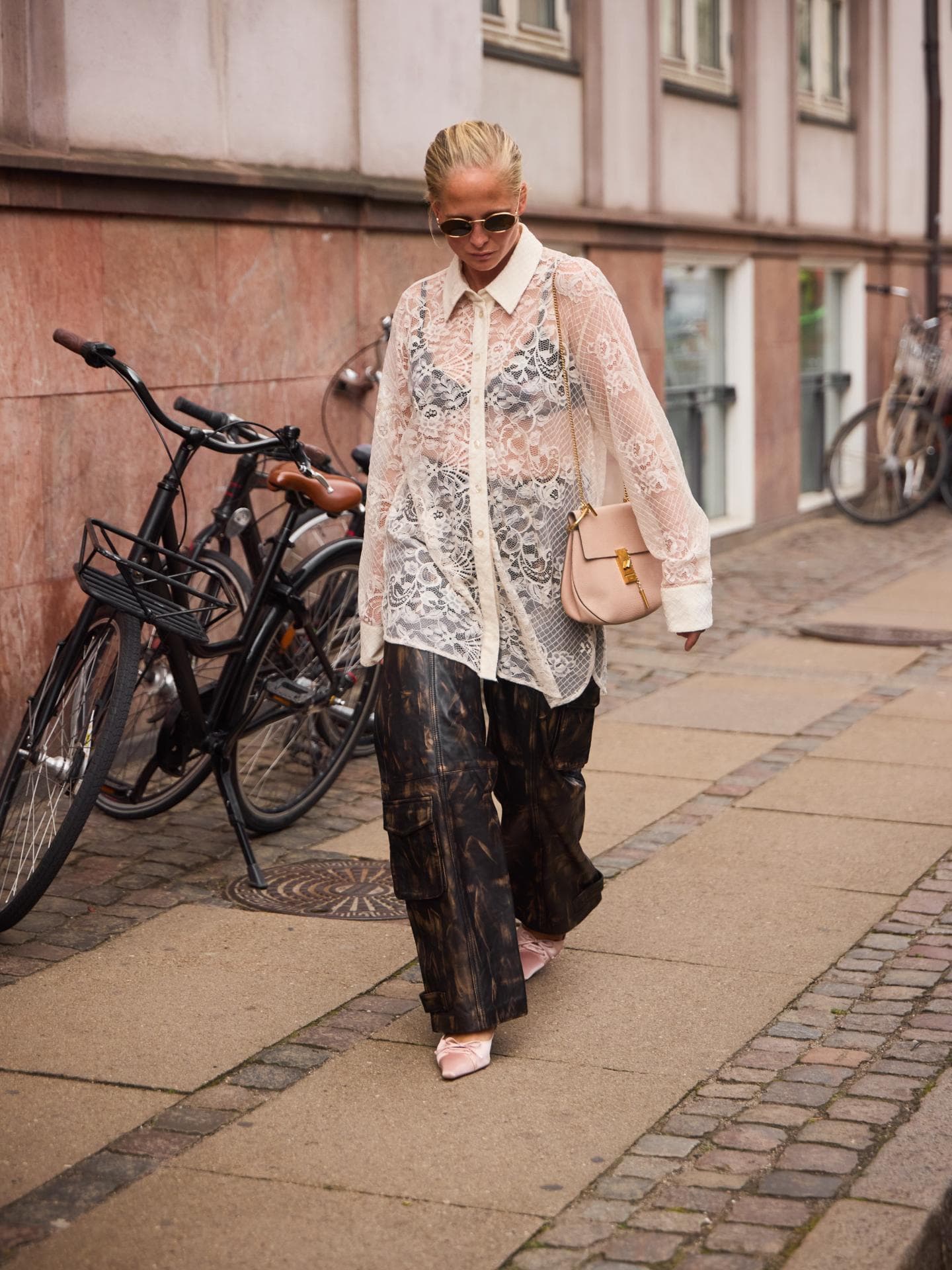 Den Runway-Trend 2025 Spitze im Alltag stylen – die 3 besten Outfits Spitzen-Outfit