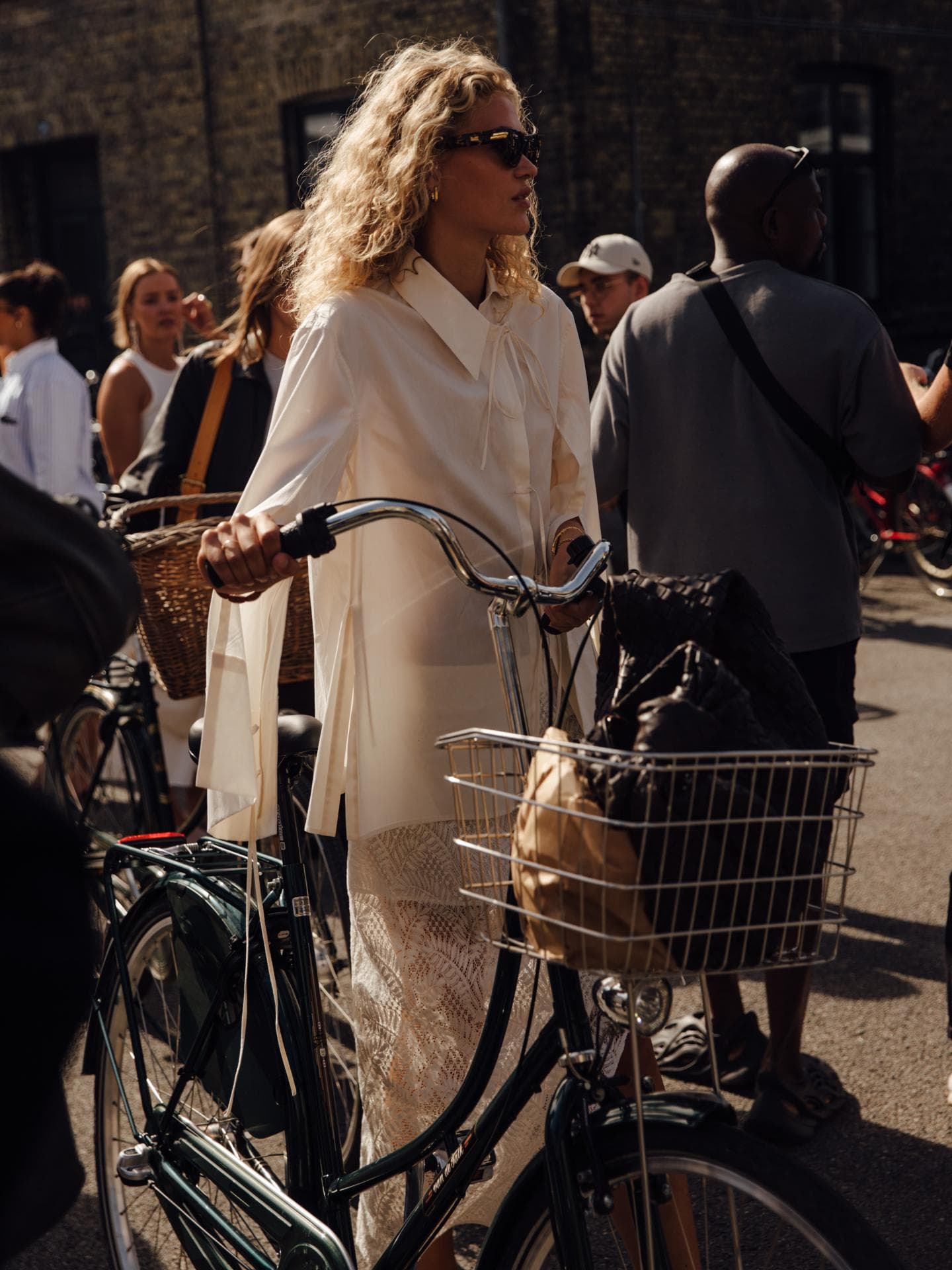 Noch nie sahen die "Eva"-Birkenstocks für den Sommer 2025 eleganter aus Frau in Kopenhagen