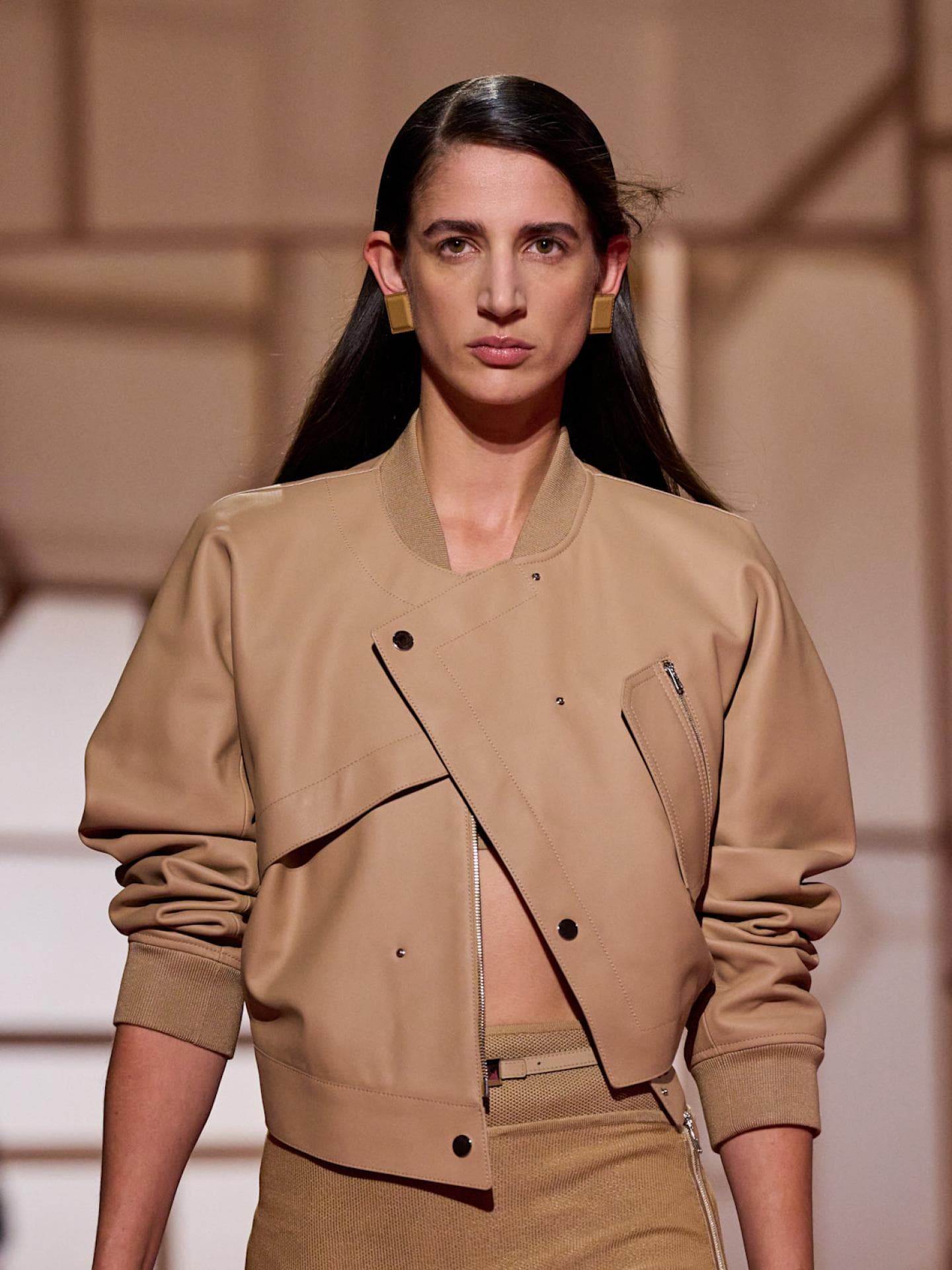 Frisuren-Trends 2025 Seitenscheitel bei Hermès