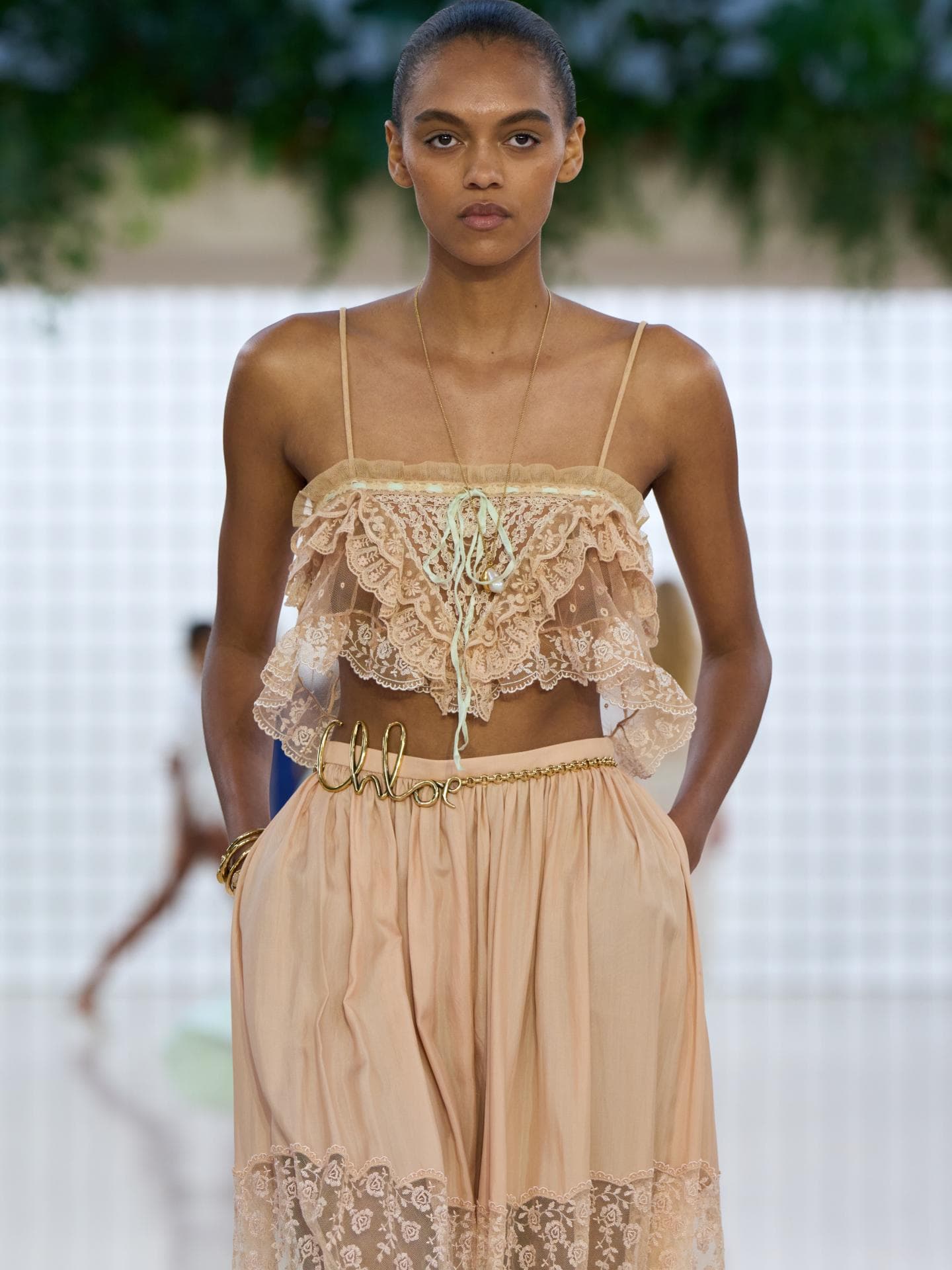 Kettengürtel sind der Sommer-Trend 2025 mit Y2K-Ästhetik Kettengürtel bei Chloé