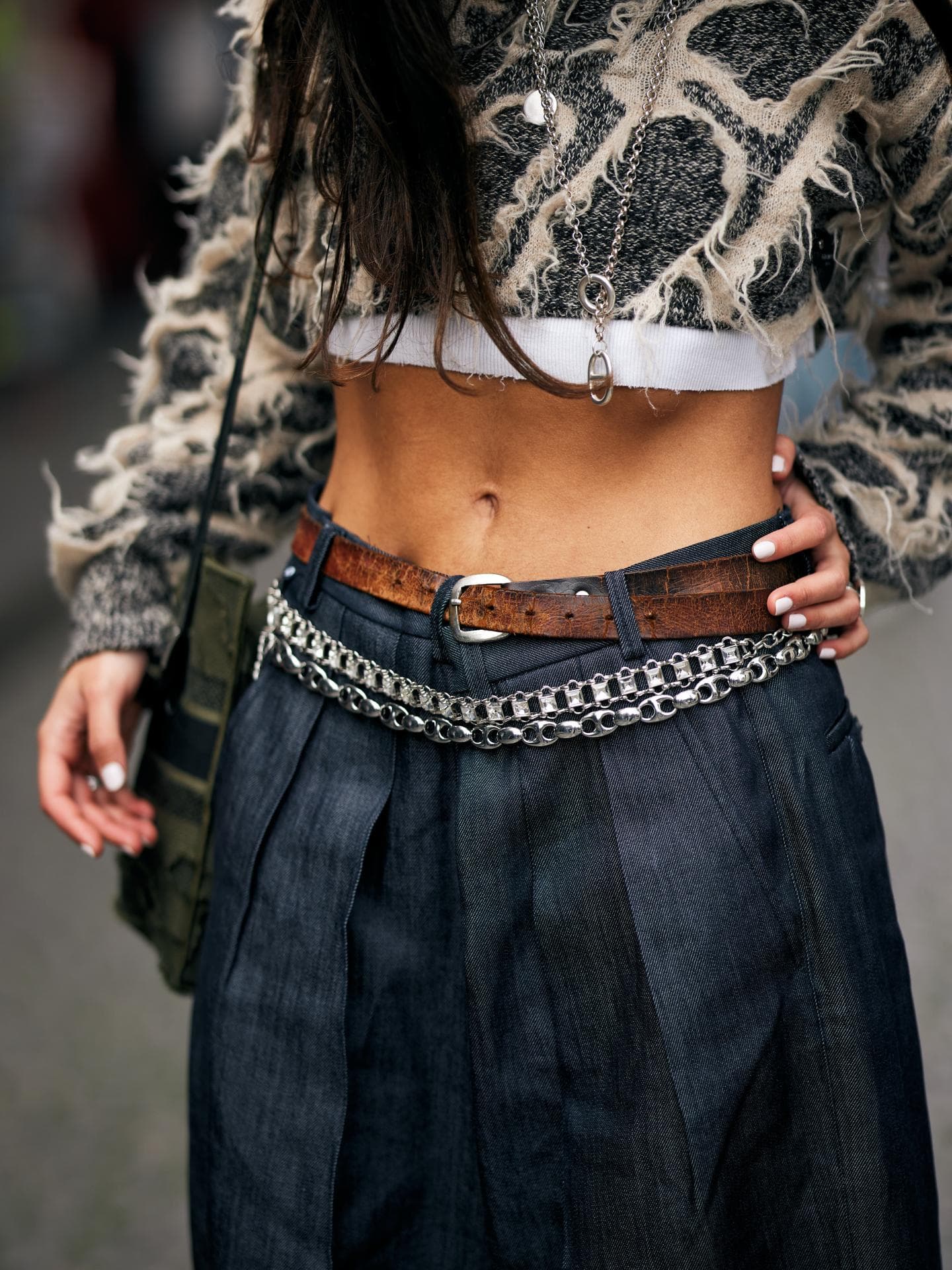 Kettengürtel sind der Sommer-Trend 2025 mit Y2K-Ästhetik Kettengürtel Streetstyle