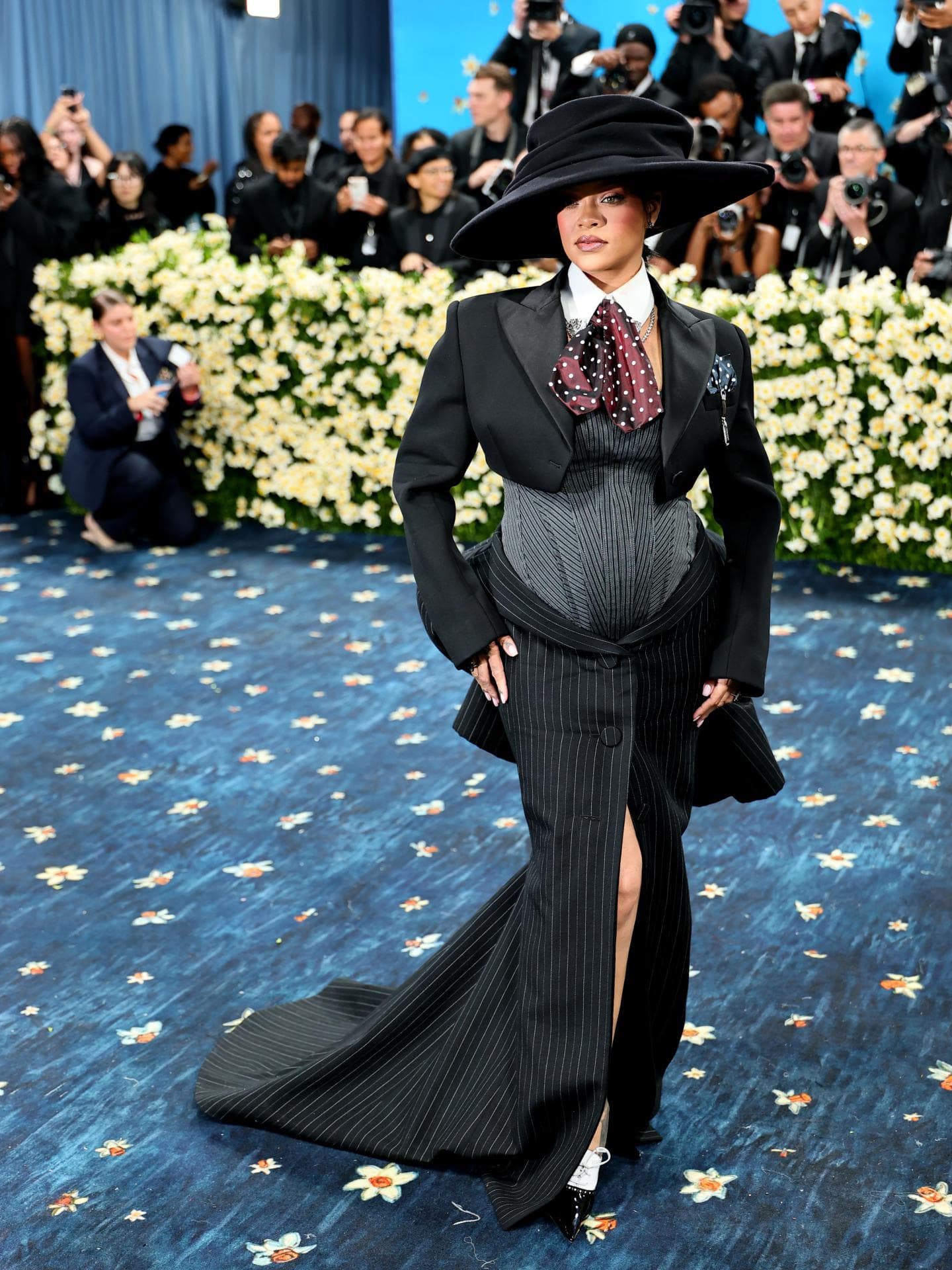Rihanna ist schwanger und gibt Babybauch-Debüt im Dandy-Look bei der Met Gala Rihanna bei der Met Gala