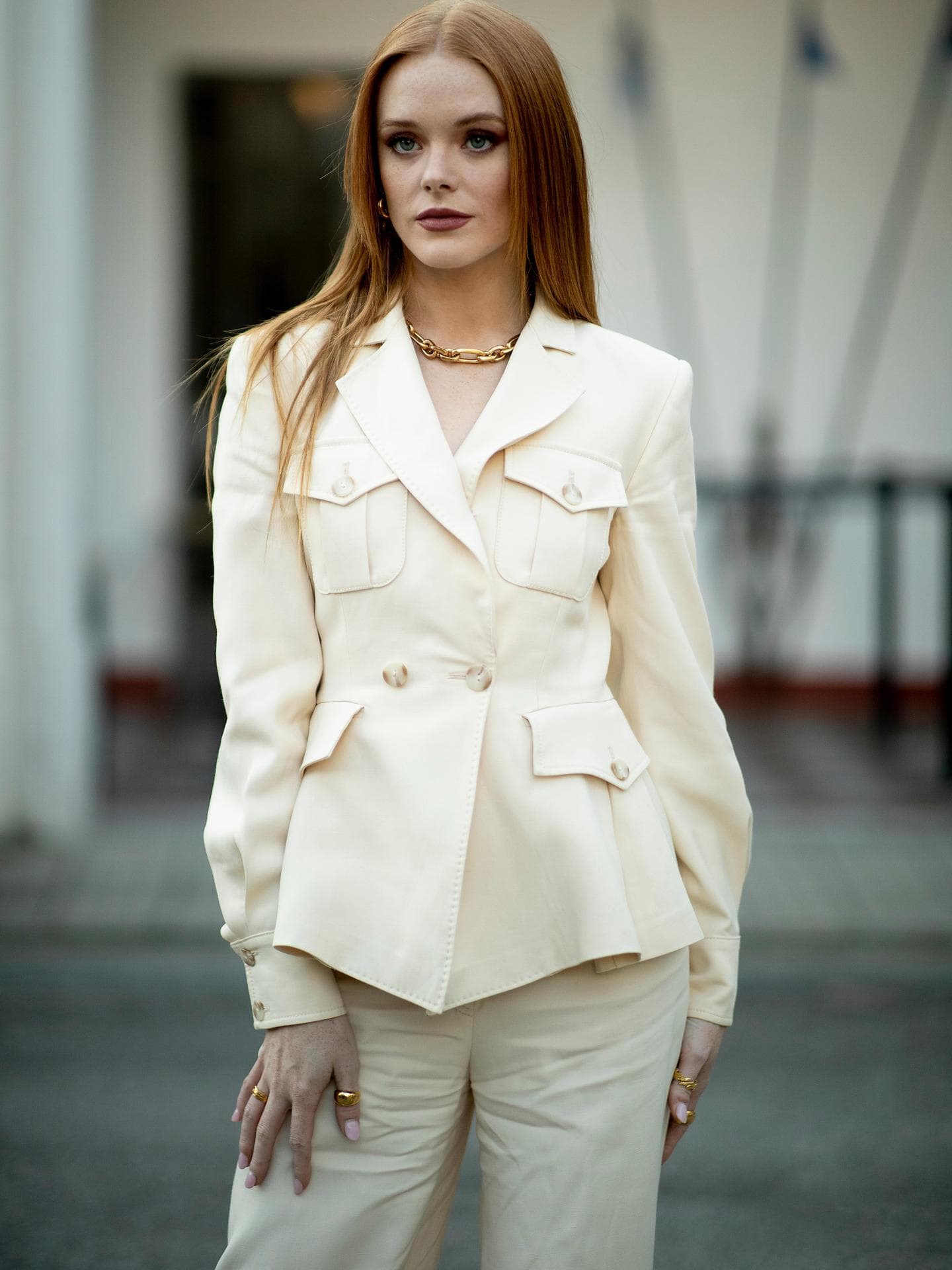 Dieser Trend-Look von Stradivarius sieht richtig teuer aus Frau in hellgelben Look