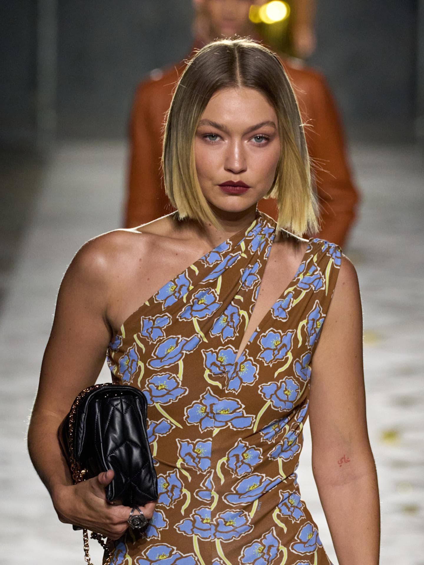 Frisuren-Trends 2025 Gigi Hadid mit Blunt Bob
