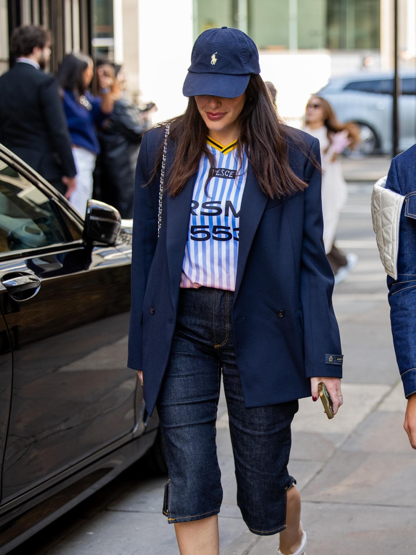 3 Denim-Capris, die im Sommer 2025 elegante Must-haves sind Frau in Capri-Denim