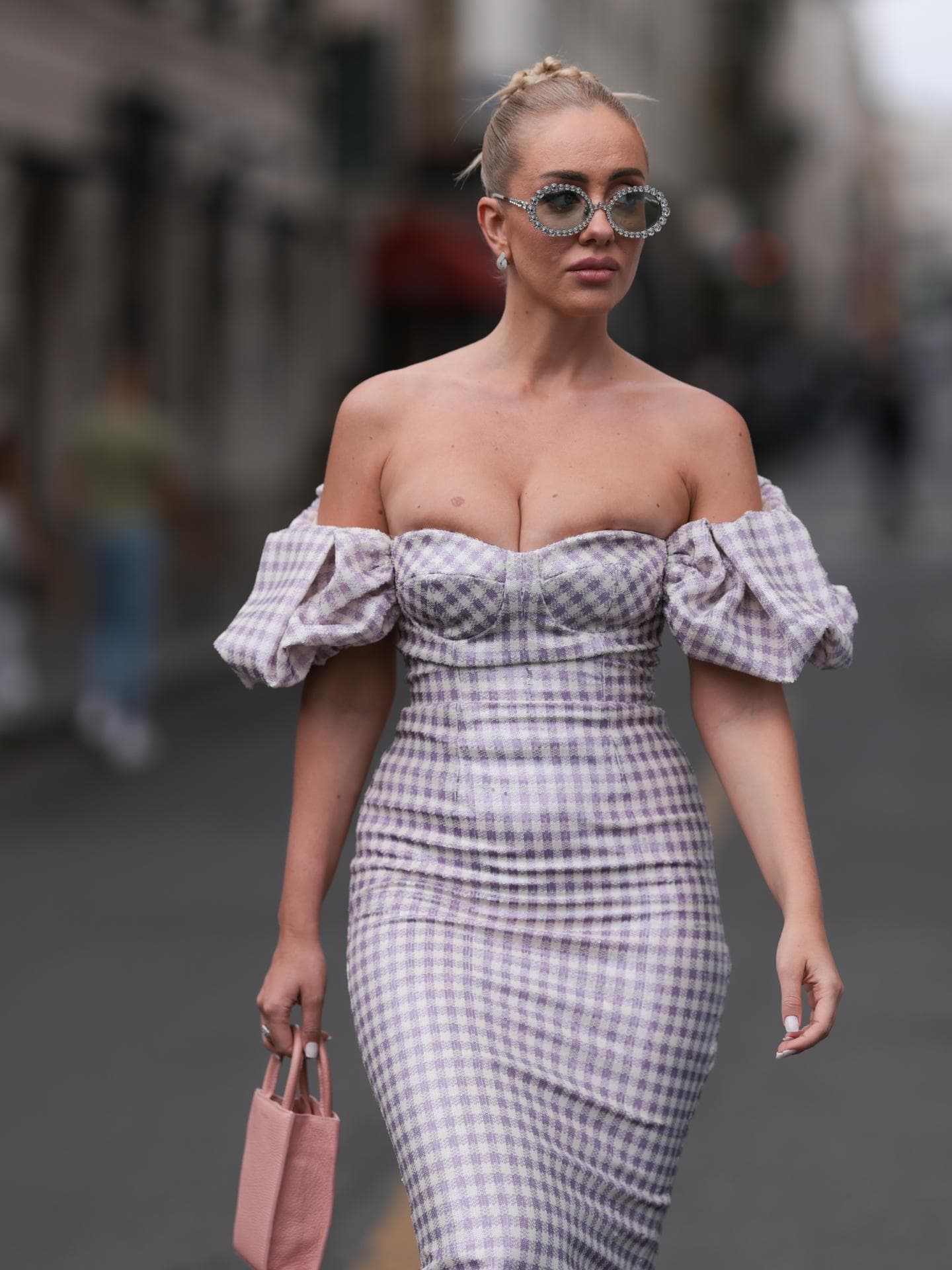 Frau in trägerlosem Kleid