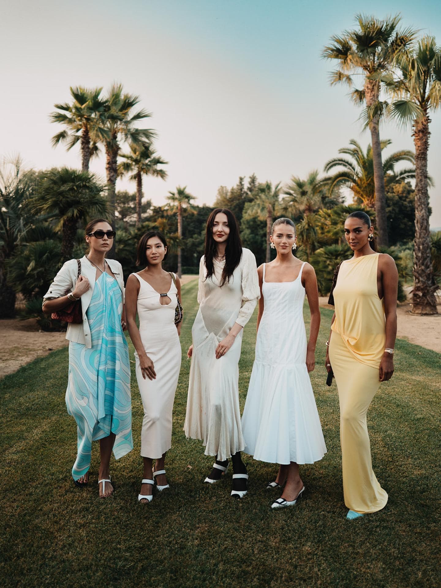 Mytheresa x Manolo Blahnik: Die Capsule Kollektion beamt uns an die französische Riviera Manolo Blahnik x Mytheresa