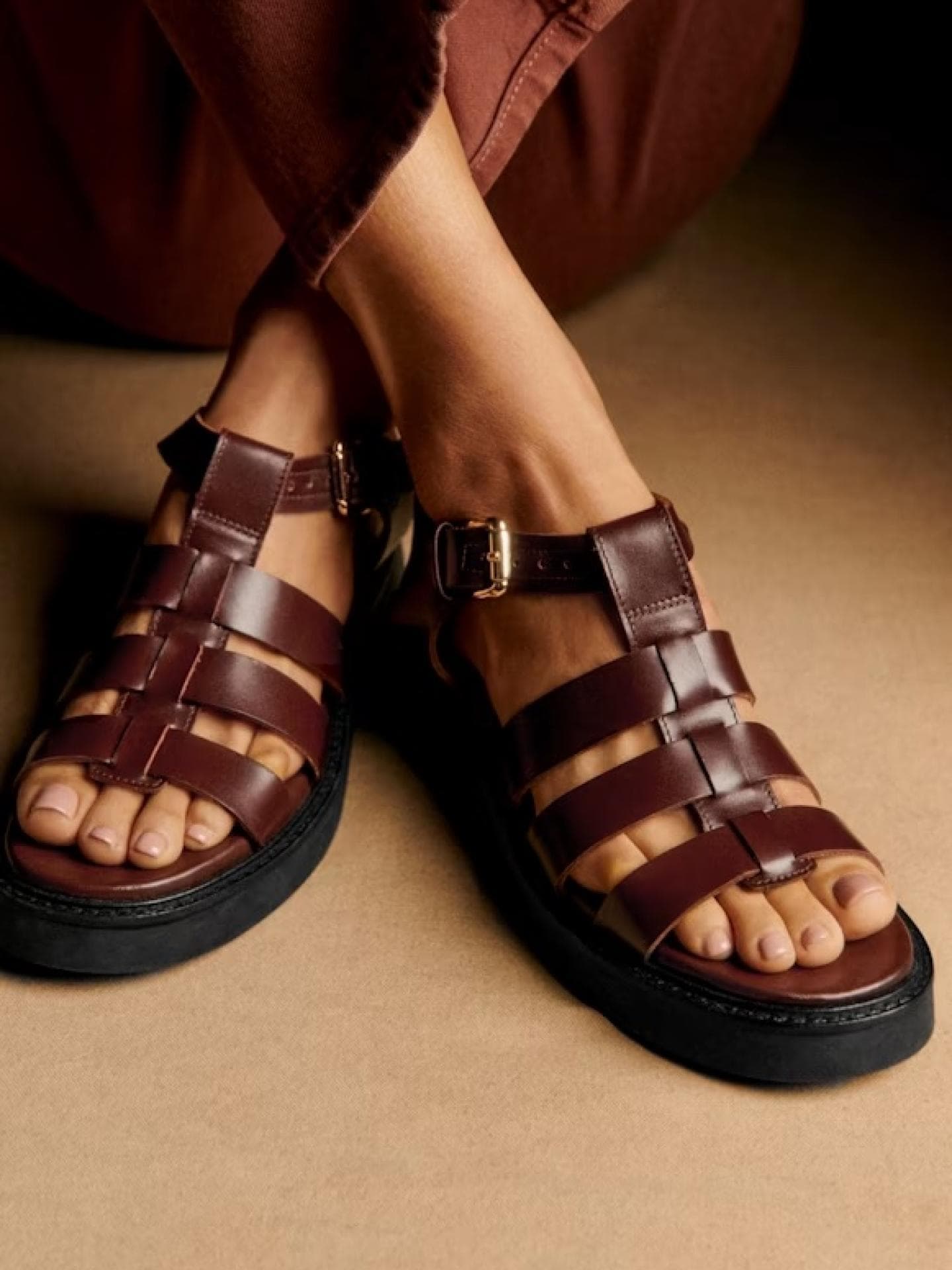 Französinnen lieben diese braunen Sandalen im Sommer 2025 Sézane Sandalen