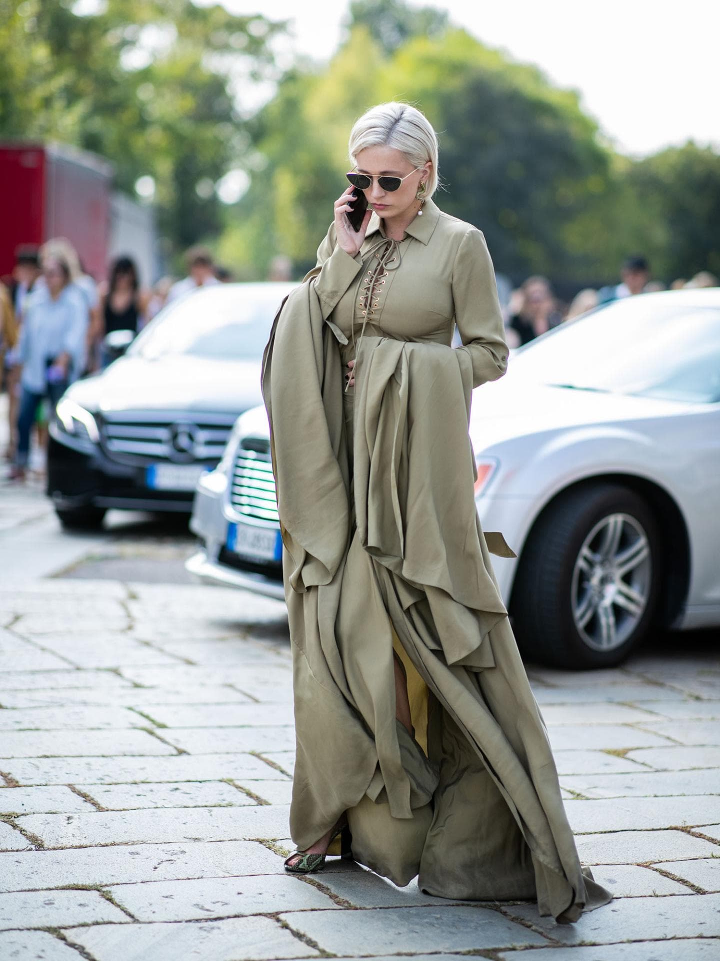 Frau in einem Kleid