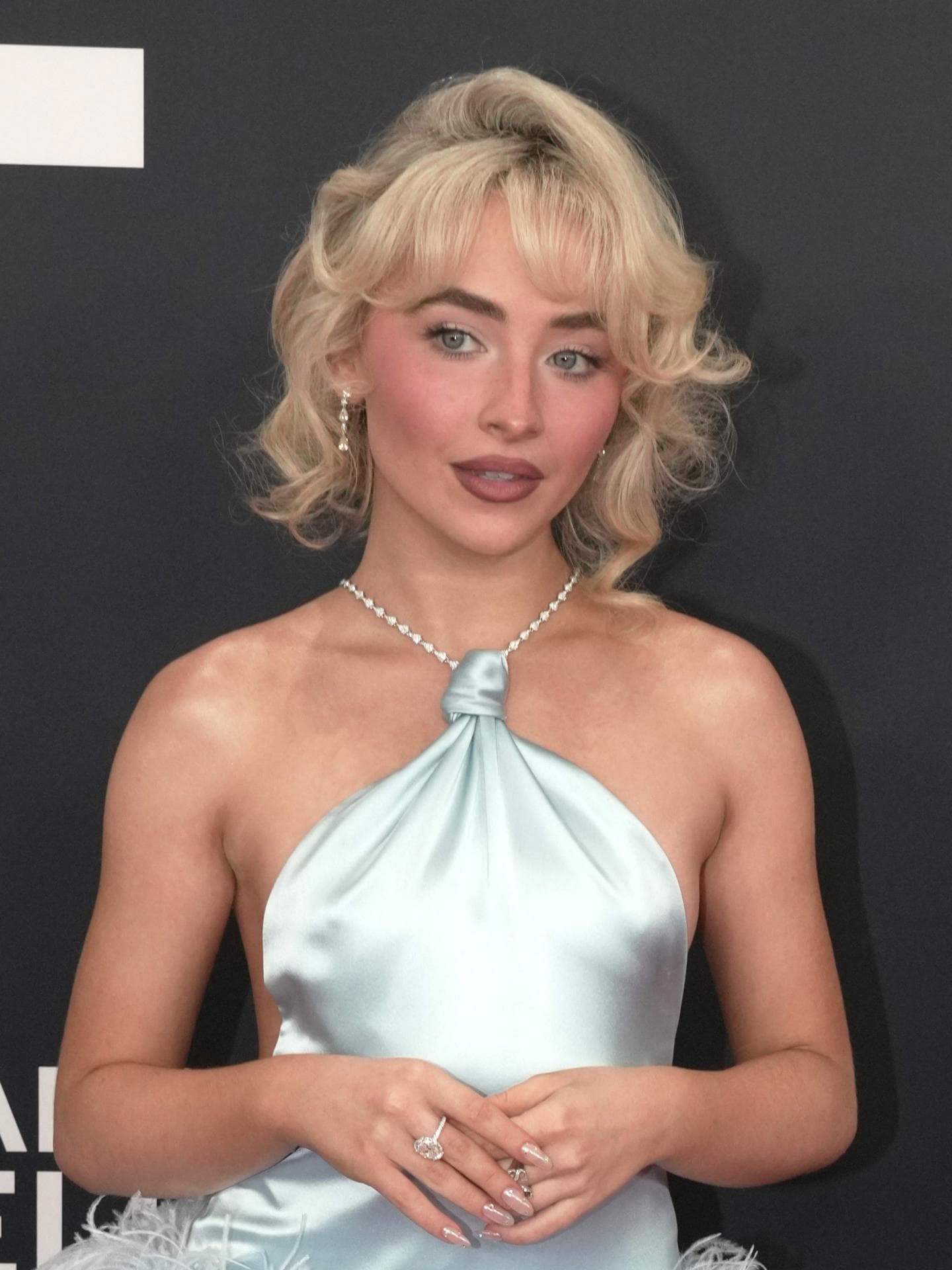 Sabrina Carpenter setzt bei den Grammys diesen zauberhaften Frisuren-Trend