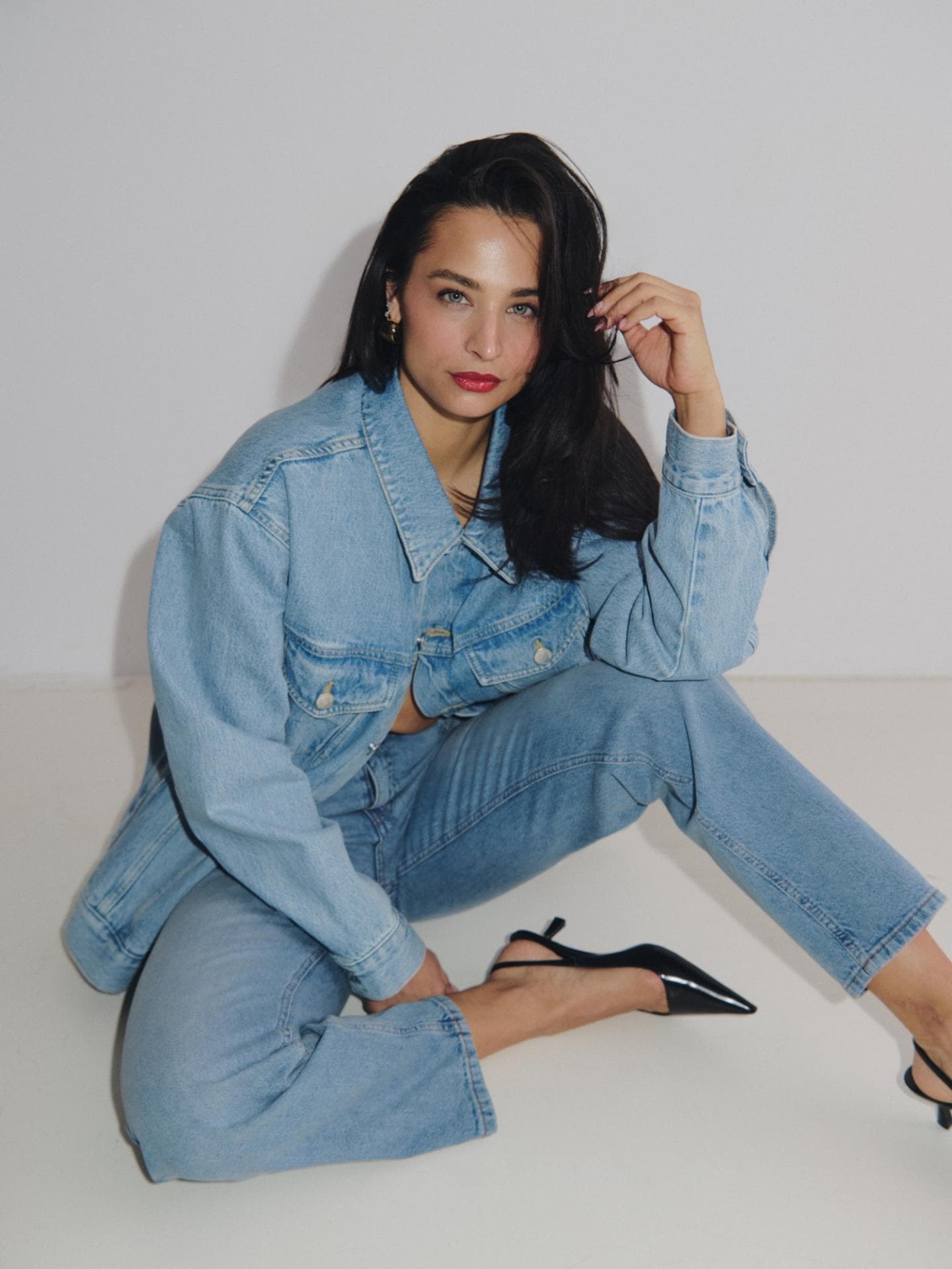 Amira Aly im Denim-Look