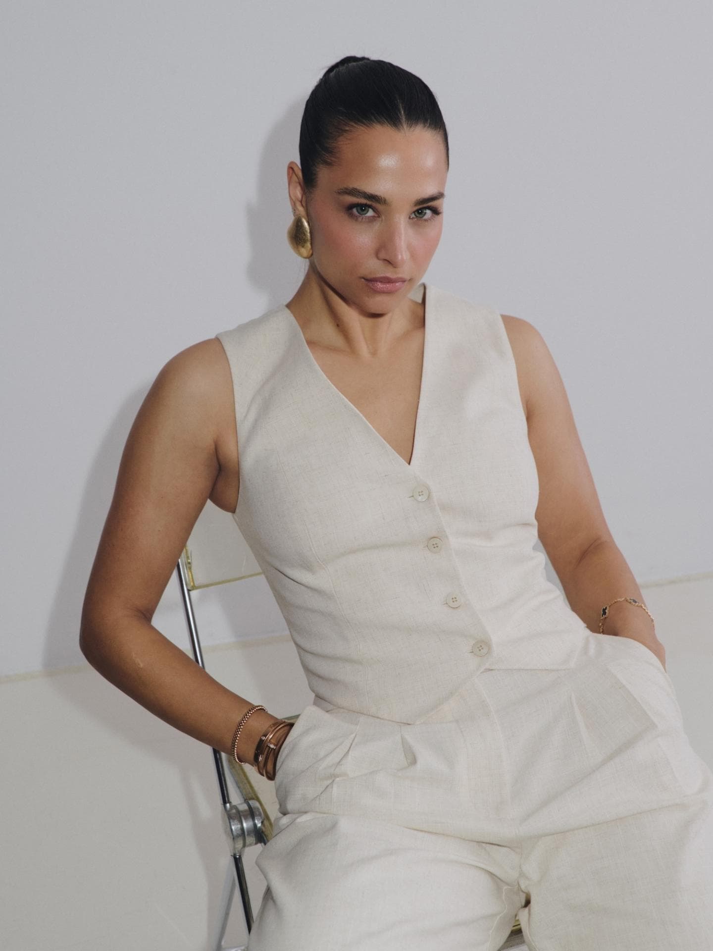 Amira Aly im Leinen-Zweiteiler