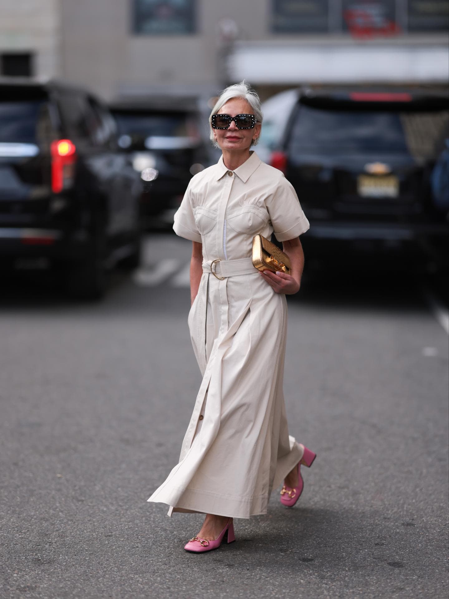Styling-Tipps für Frauen ab 50: So wird das Outfit zum stilvollen Hingucker Frau trägt Kleid