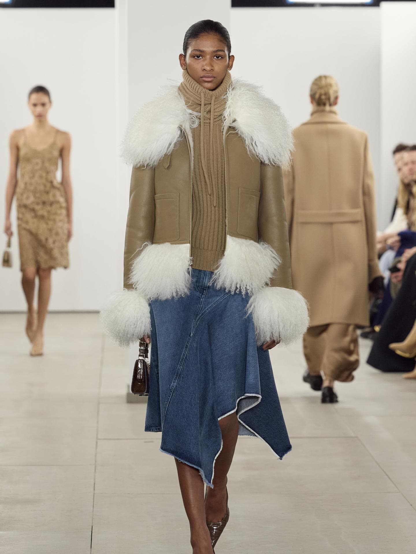 Bella Hadid trägt den Rock-Trend für den Herbst 2024 Rock-Trend bei Michael Kors