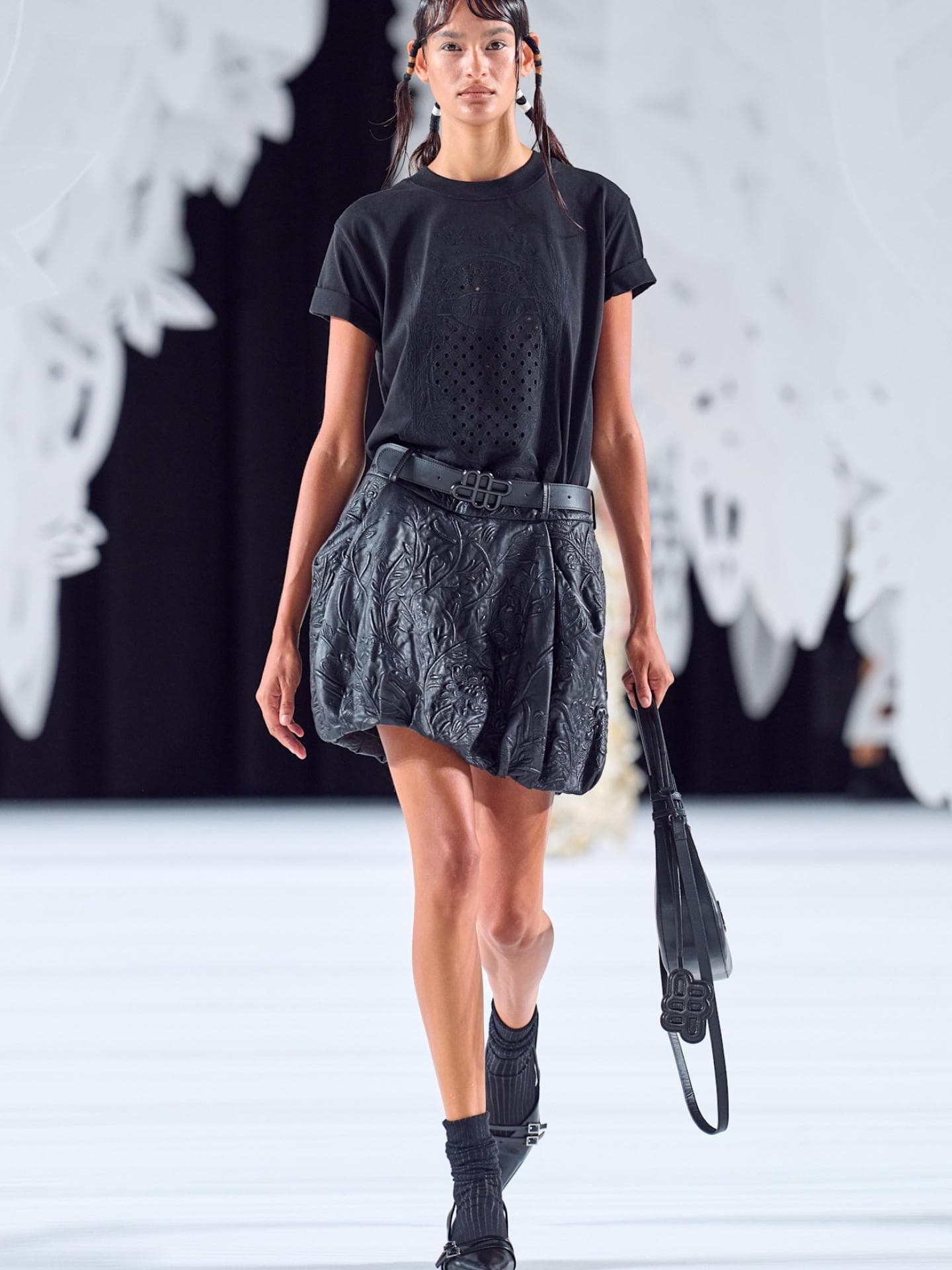 Copenhagen Fashion Week Trends Model trägt grauen Rock auf der Copenhagen Fashion Week
