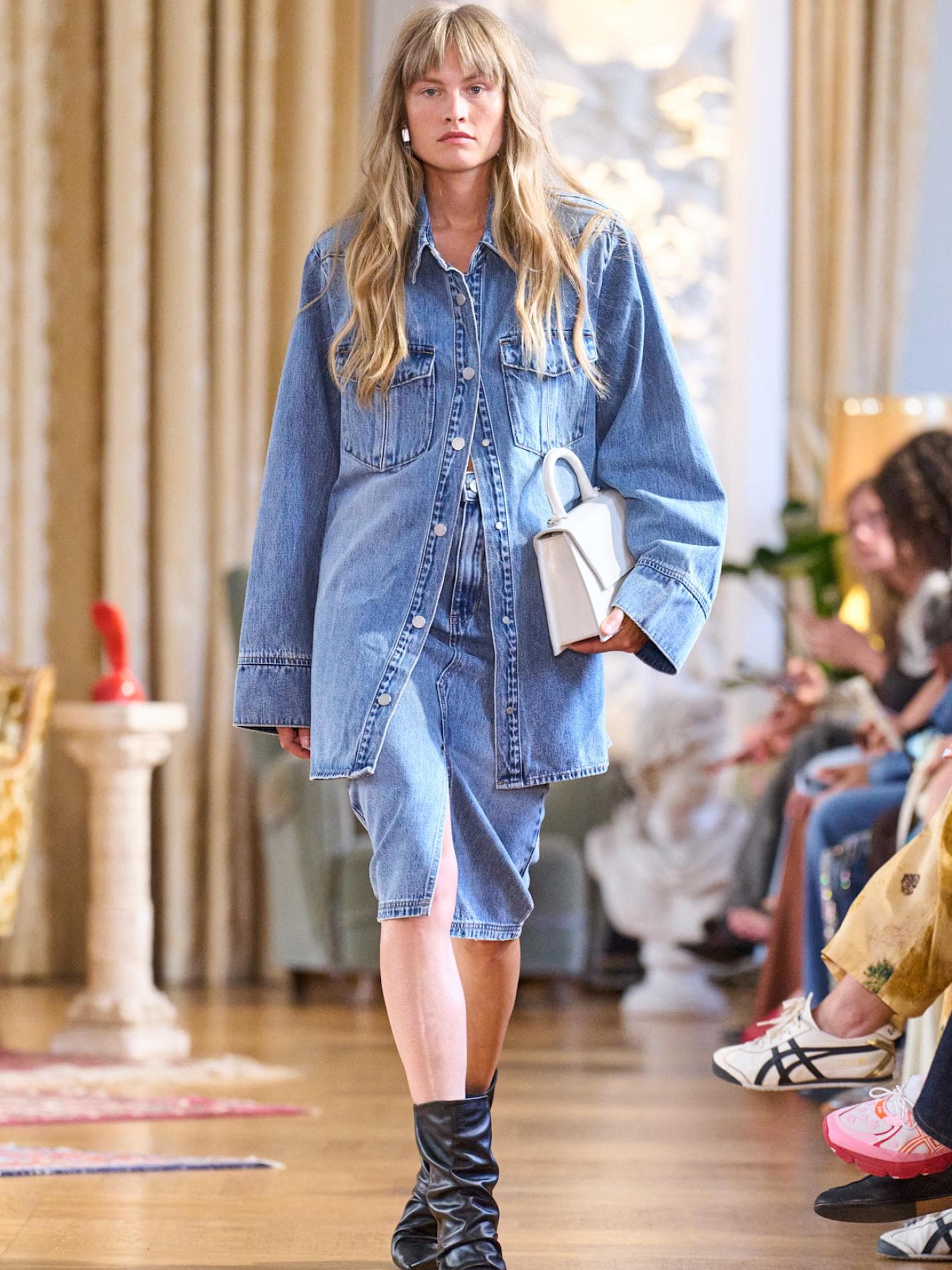 Copenhagen Fashion Week Trends Model trägt Denim All Over auf Copenhagen Fashion Week