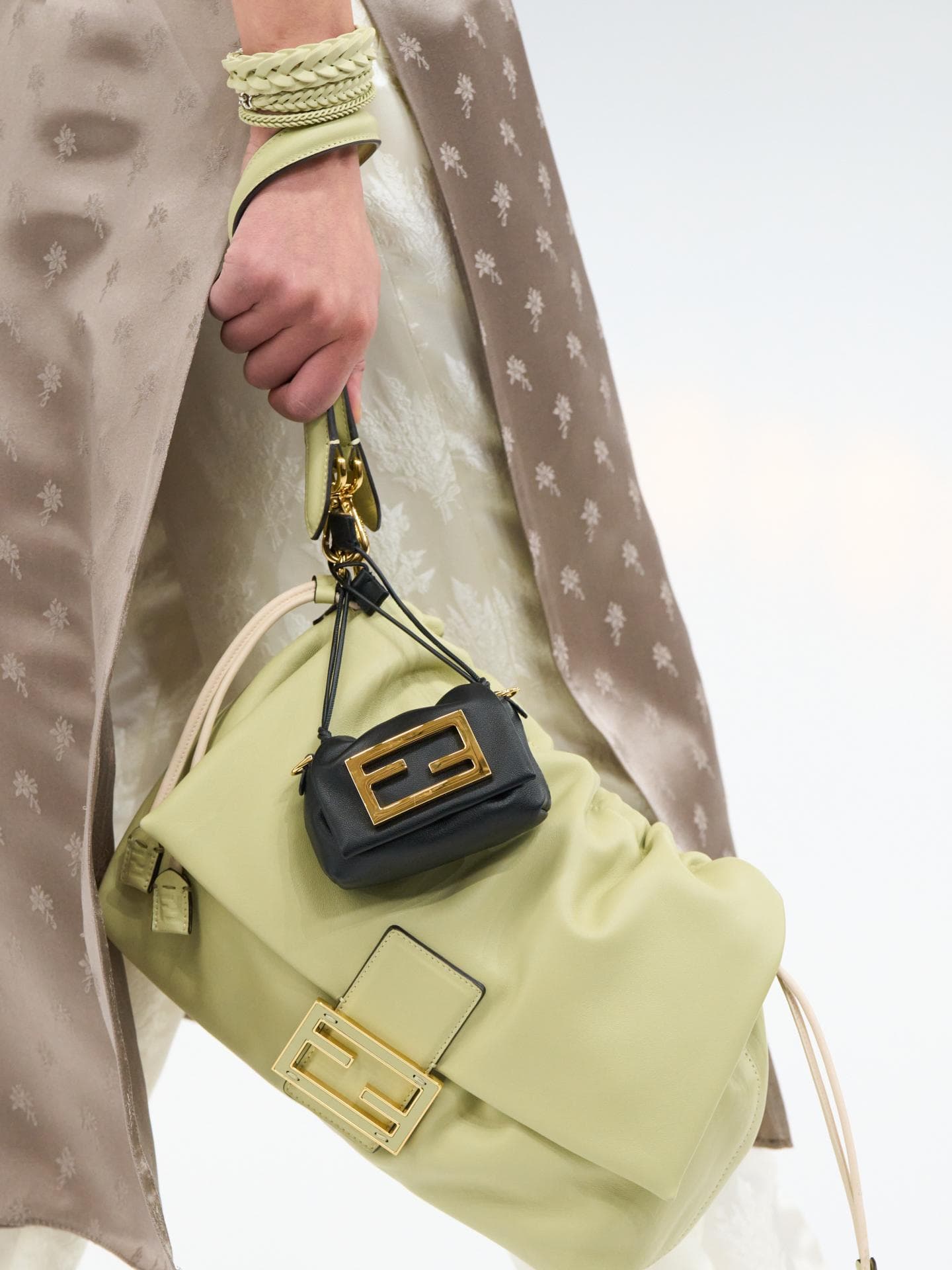 Statt Fendi Baguette: Das wird die neue It-Bag unter den Designertaschen Fendi Mamma Baguette