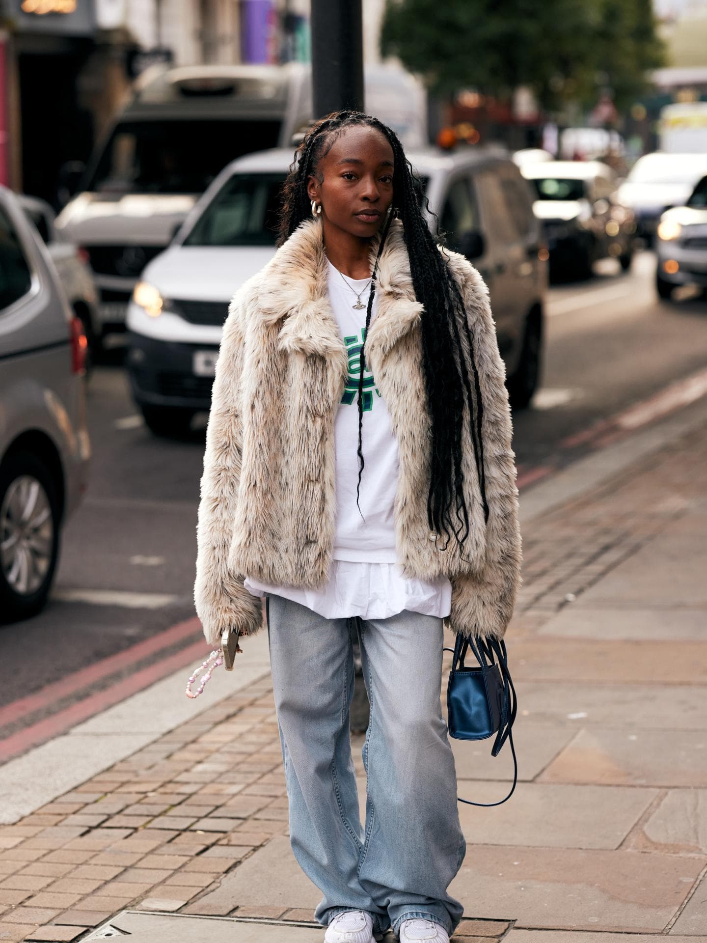 London Fashion Week: Diesen Jacken-Trend für den Herbst tragen alle Streetstyler Frau in Fake Fur Jacke
